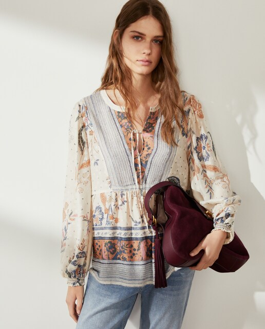 Blusa de mujer con cuello pico y lazo