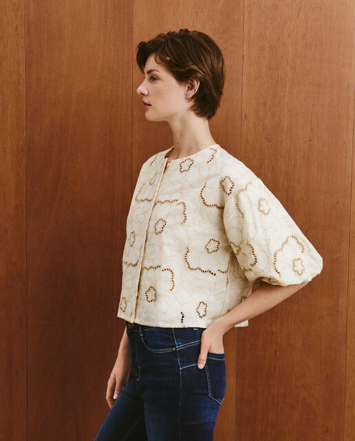 Imagen 0 de Top de mujer romántico bordado con botones