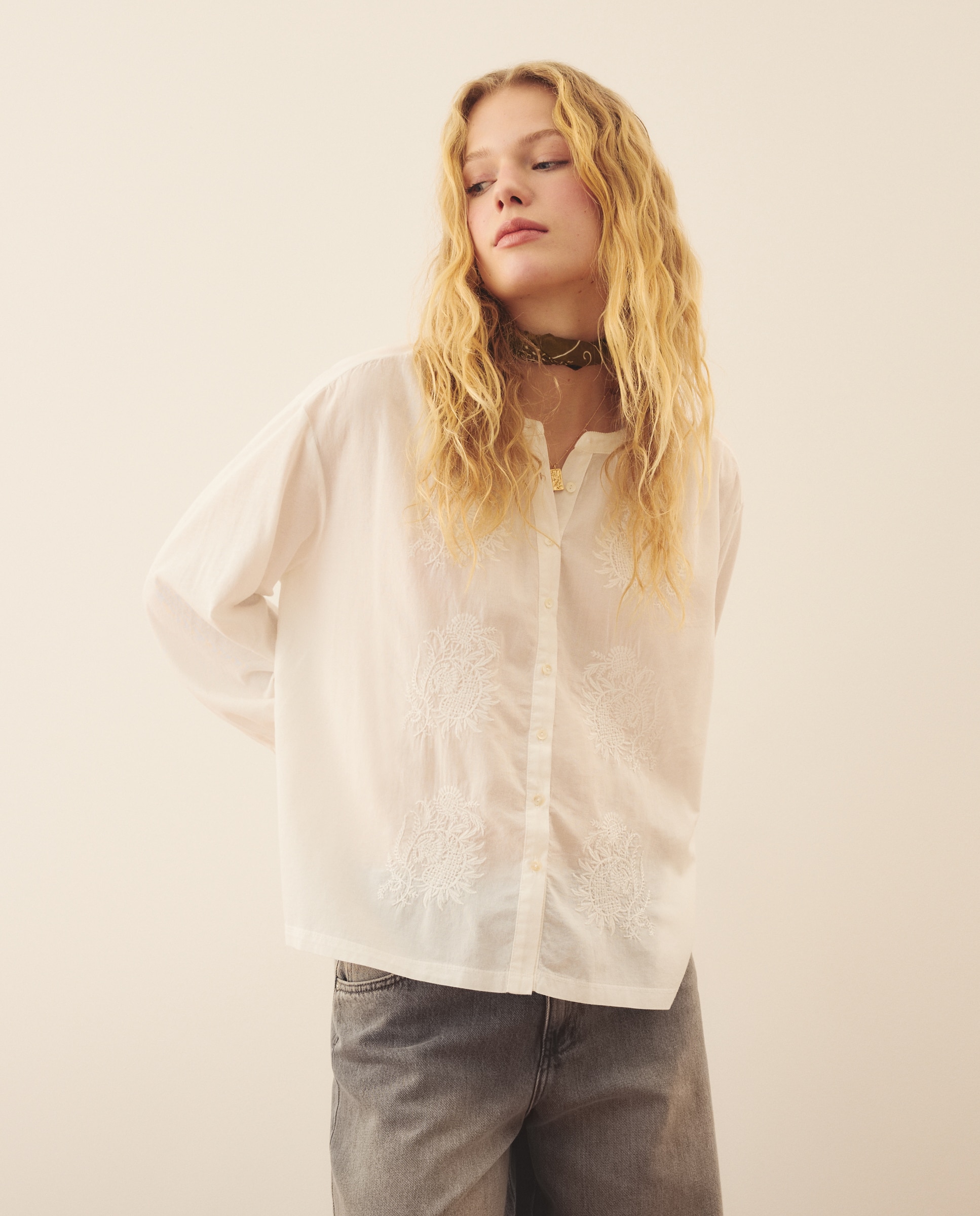 Blusa de mujer con bordados allover - Southern Cotton - 471 Índigo Blanco-1