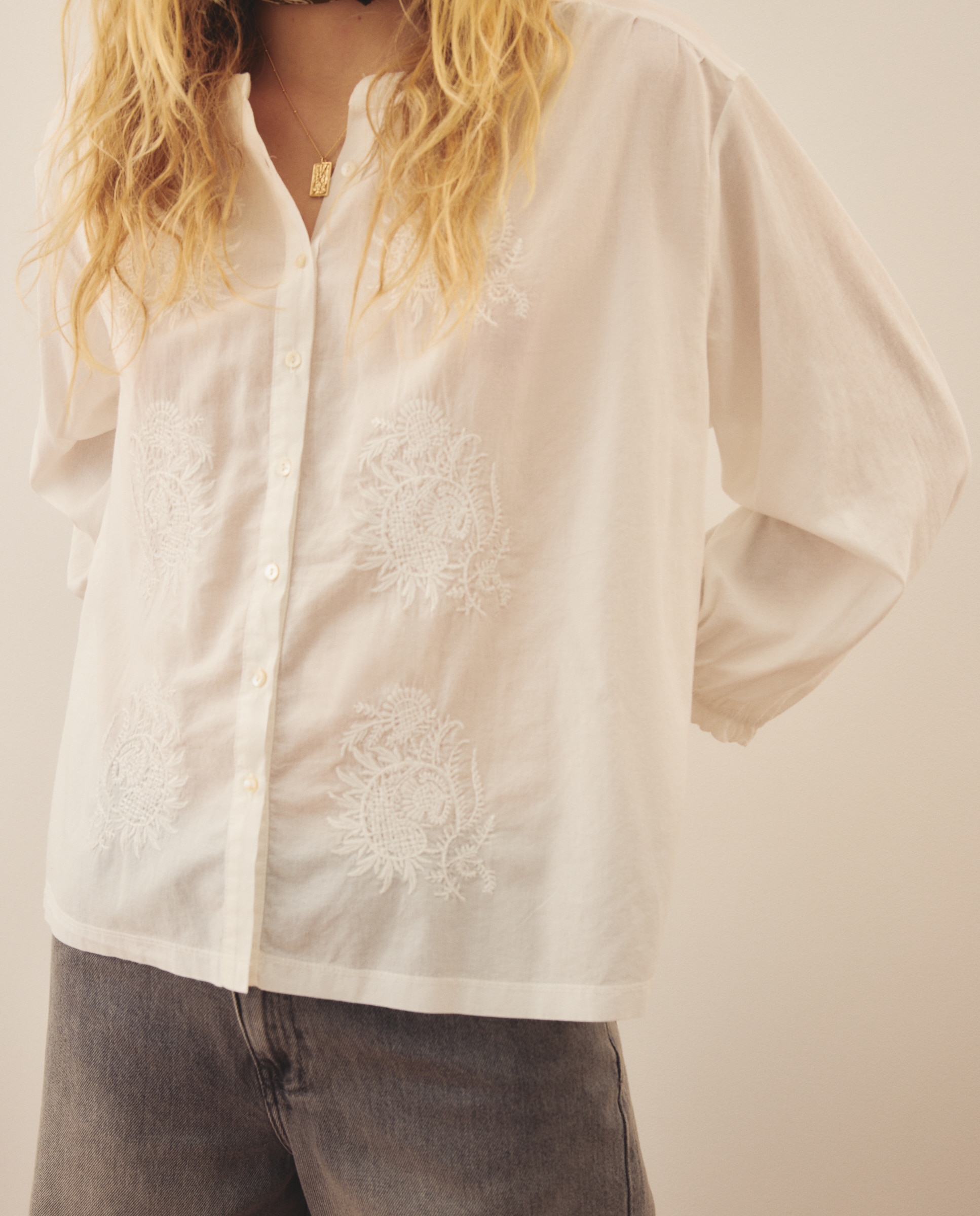 Blusa de mujer con bordados allover - Southern Cotton - 471 Índigo Blanco-4