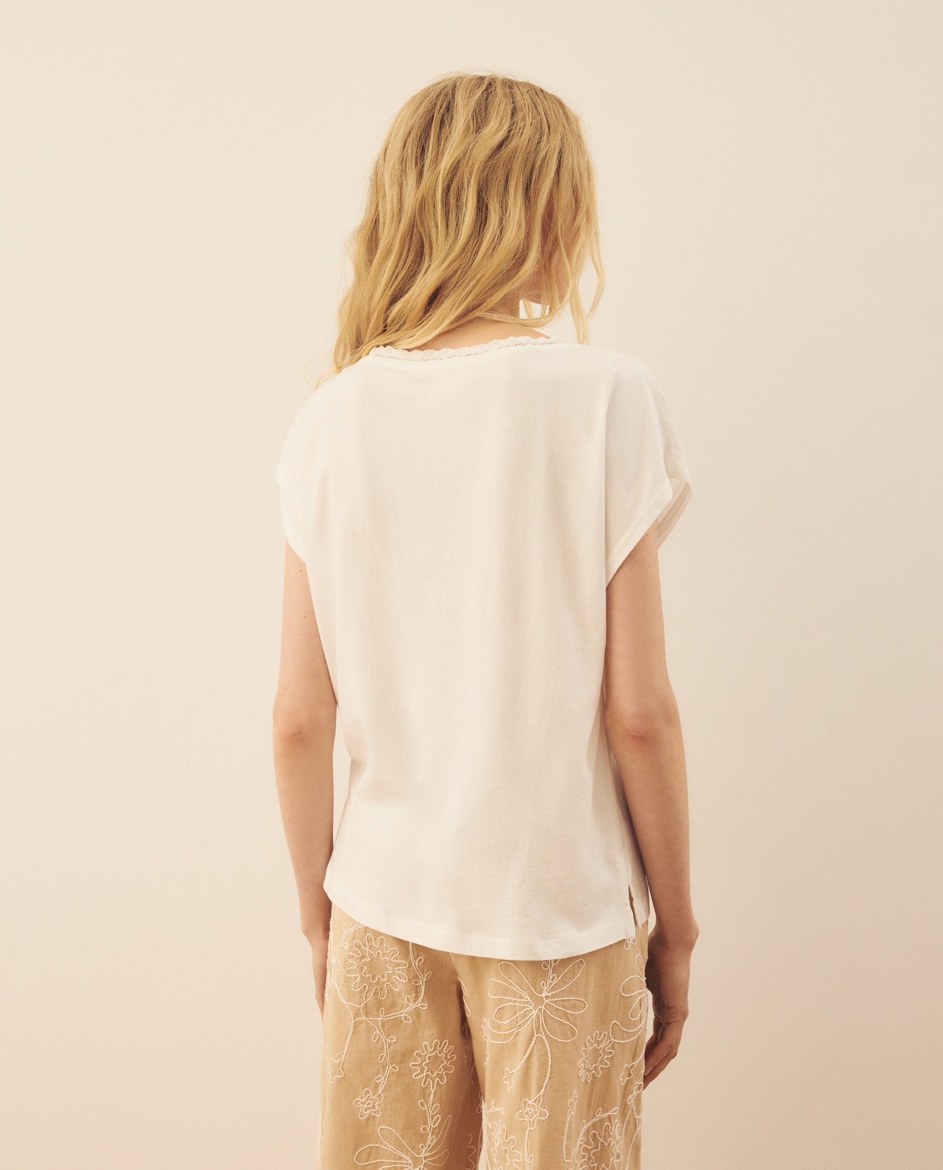 Blusa com Renda no Decote Branco-3