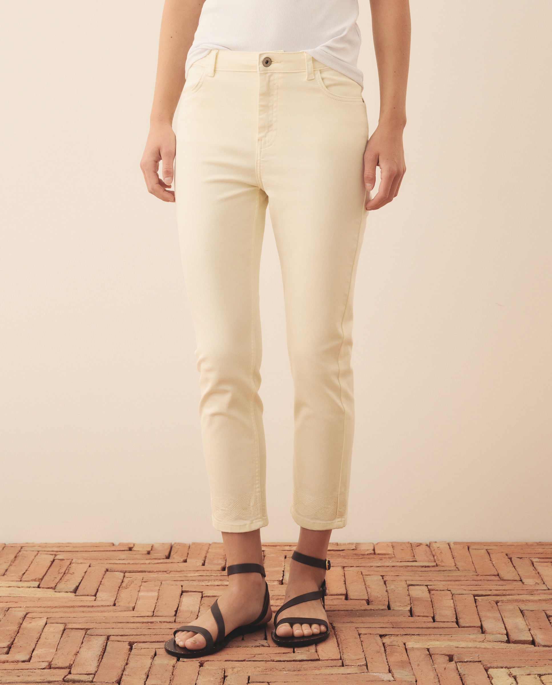 Pantalón capri de mujer con bordado - Southern Cotton - 120 Crudo 120 Crudo-2