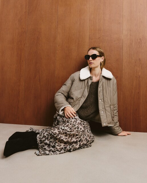 Imagen 0 de Parka lisa corta de mujer