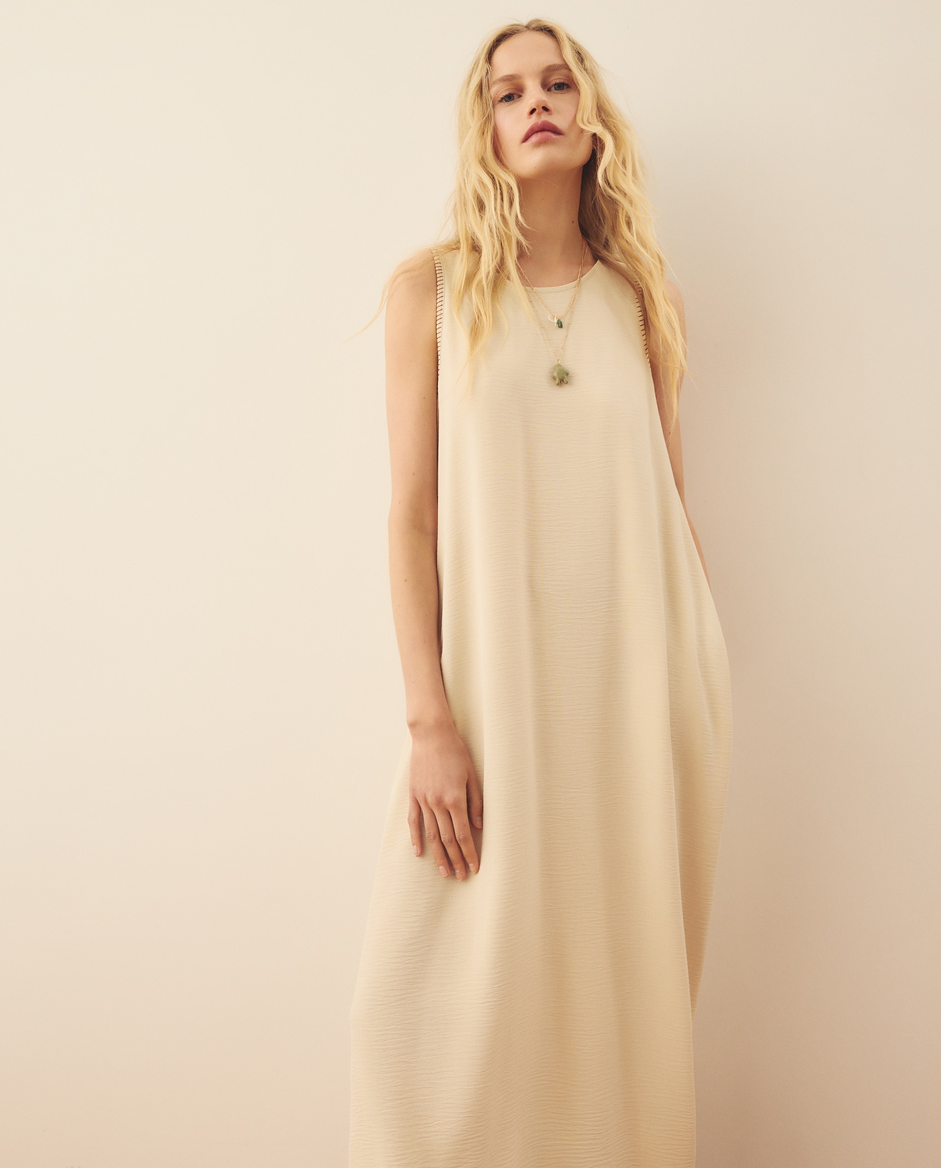 Imagen 0 de Vestido midi de punto sin mangas Beige