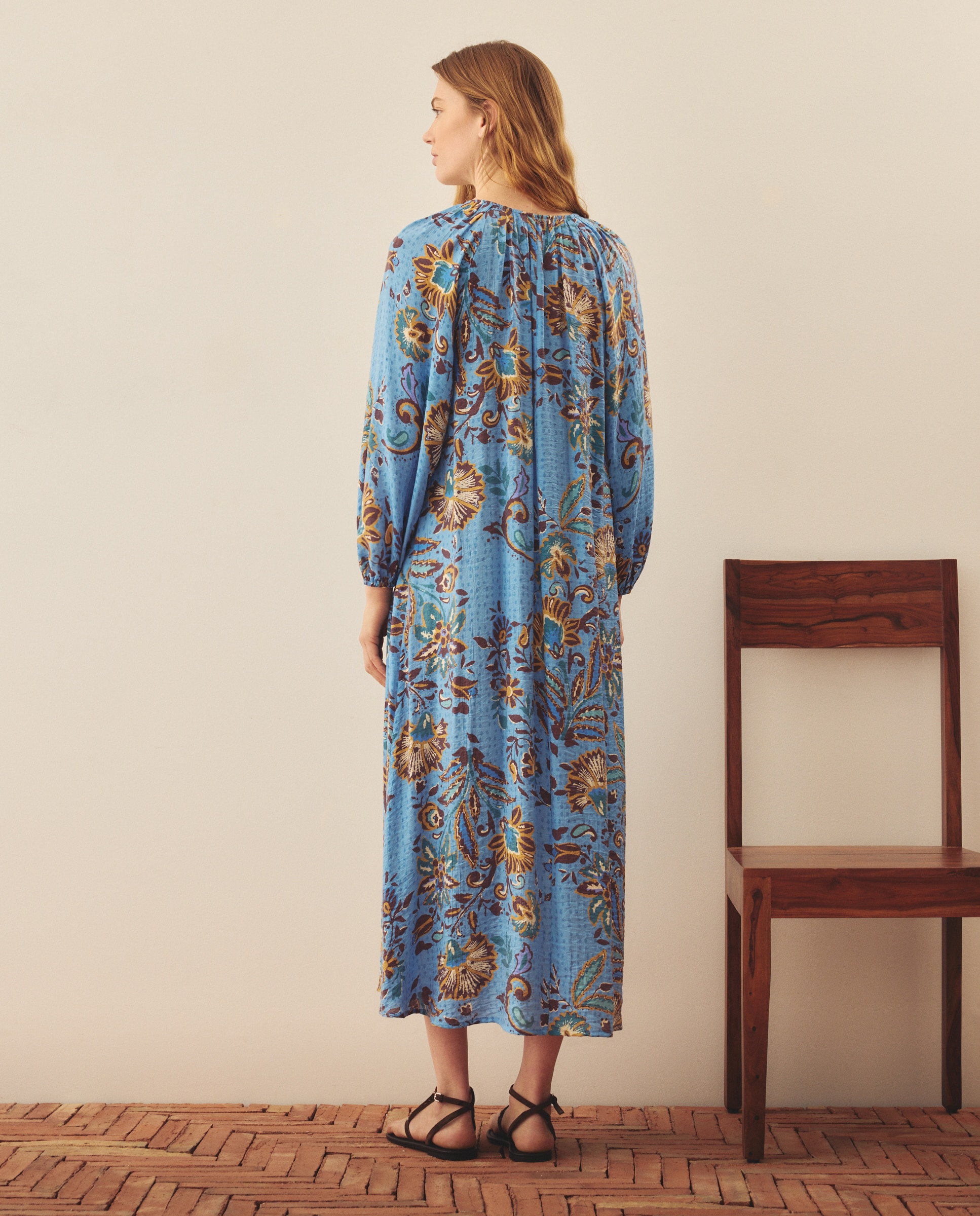 Vestido com Ombros Descobertos e Missangas Rosa-3