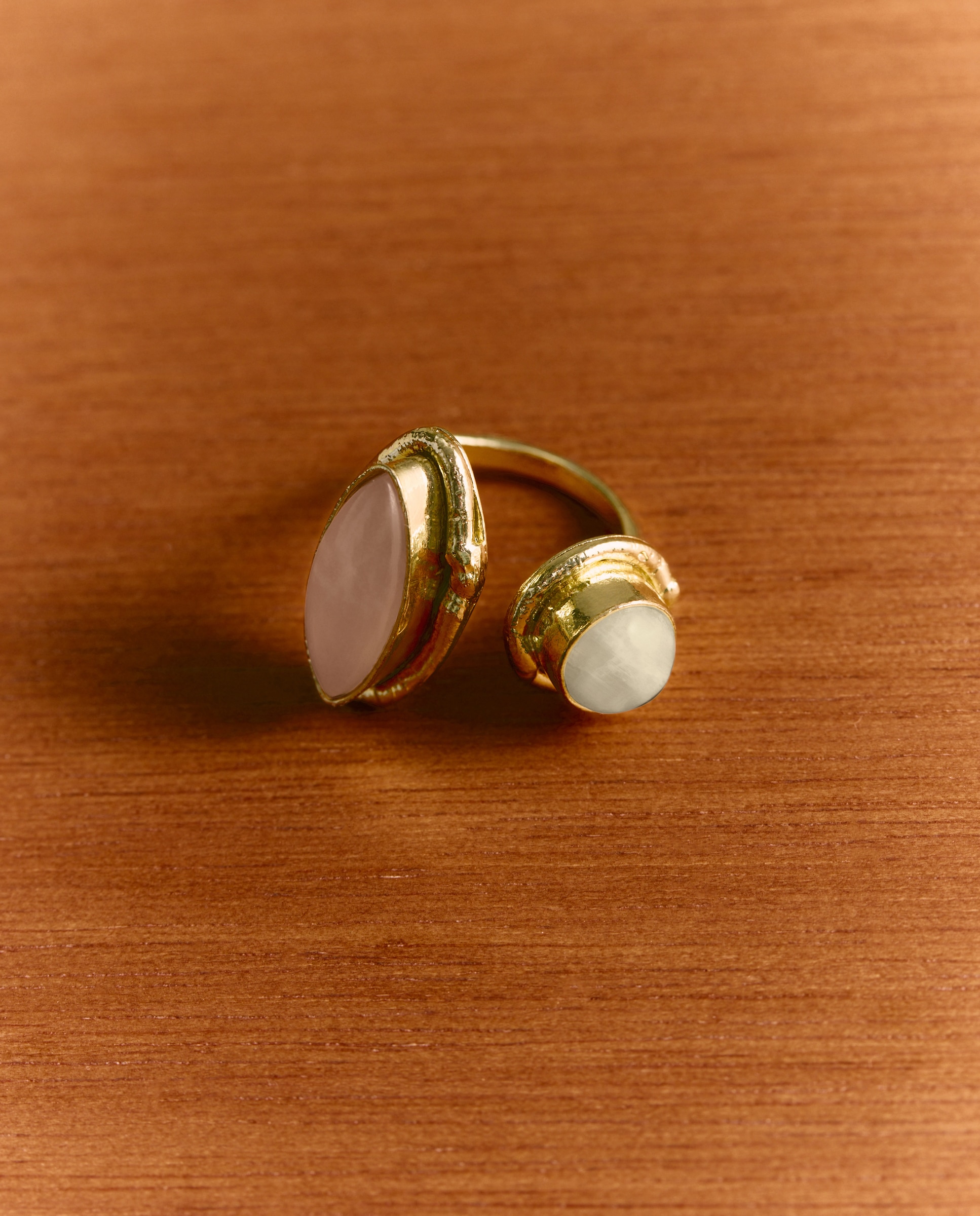 Anel com Detalhe de Pedras 390 Ouro-3