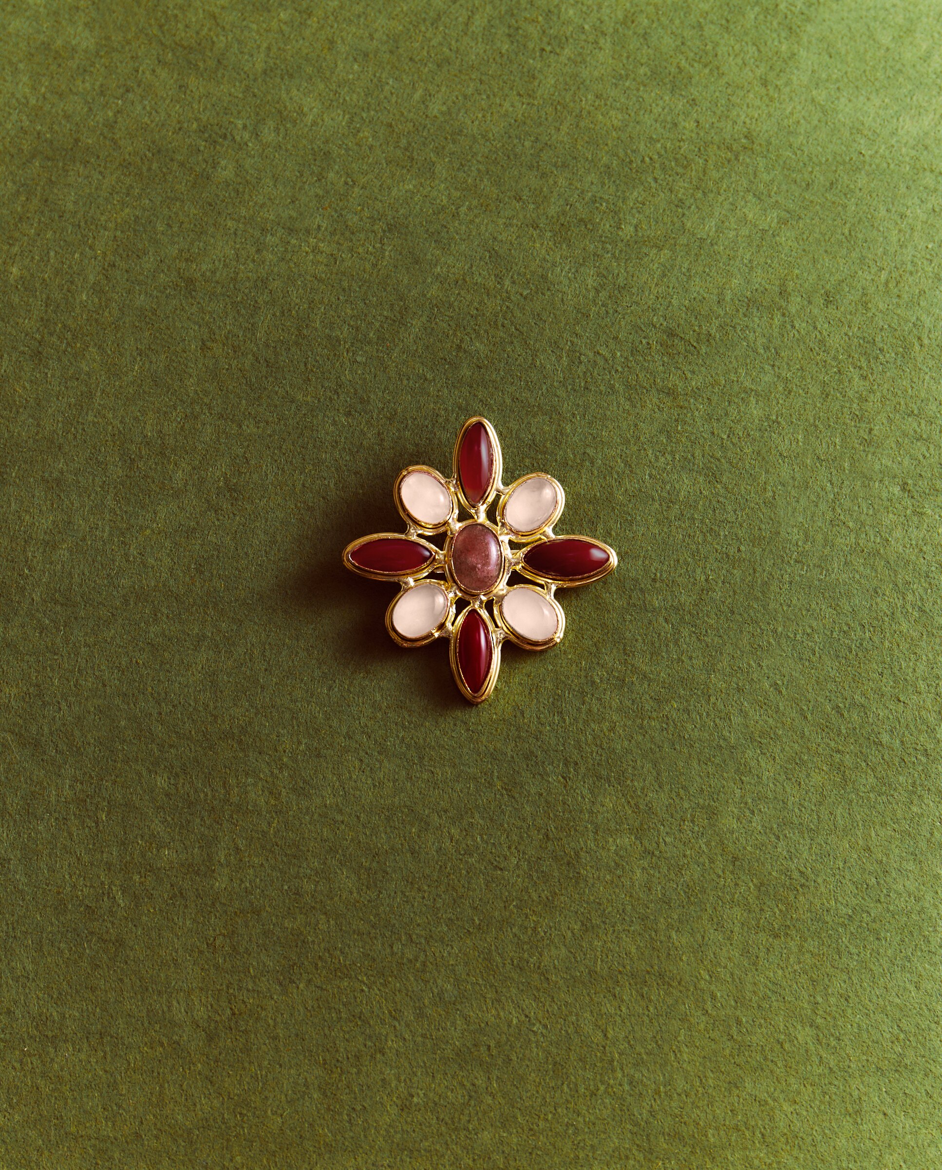 Pregadeira com Detalhe de Flor 390 Ouro-3