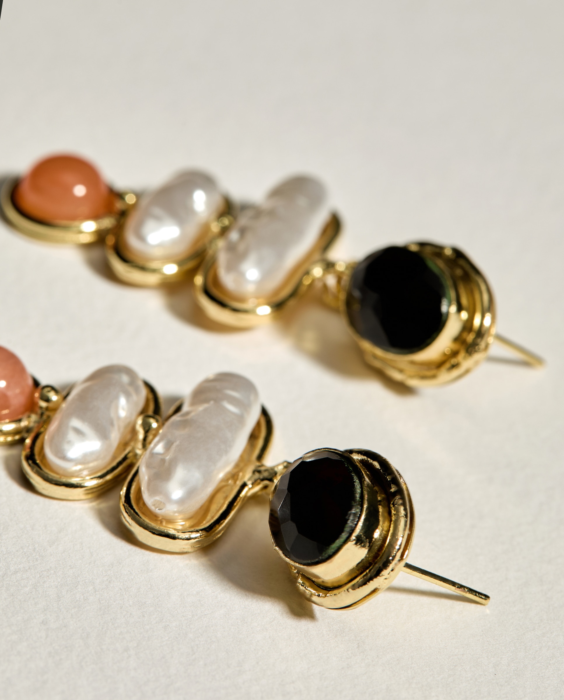 Brincos Grandes com Detalhe de Pedras 390 Ouro-2