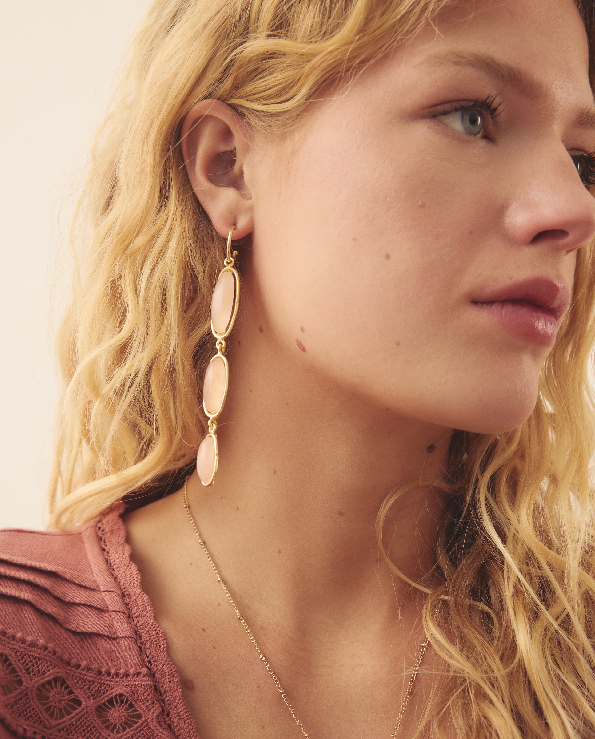 Brinco com Pedra Rosa 390 Ouro-3