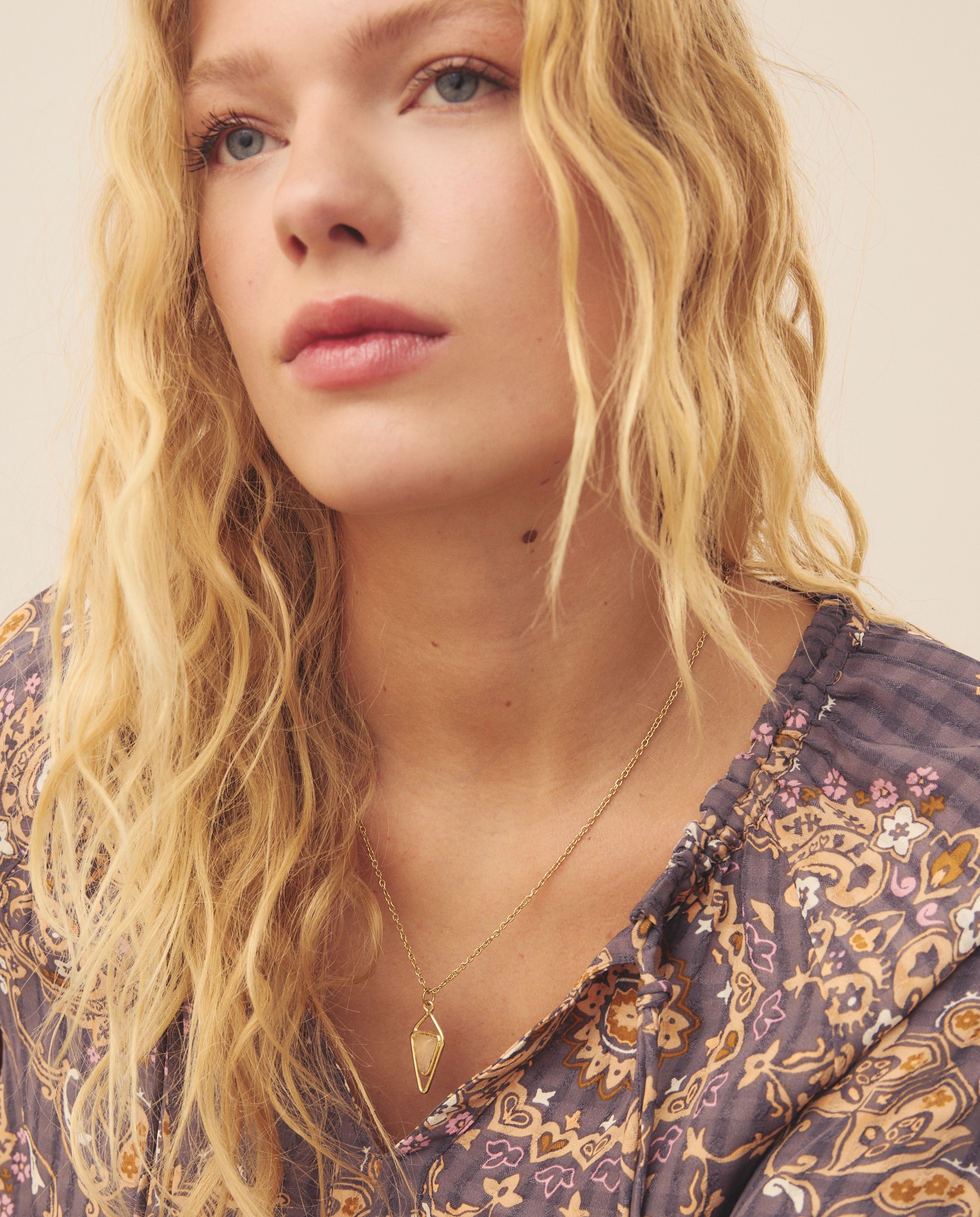 Colar Comprido com Pedra Rosa 390 Ouro-3