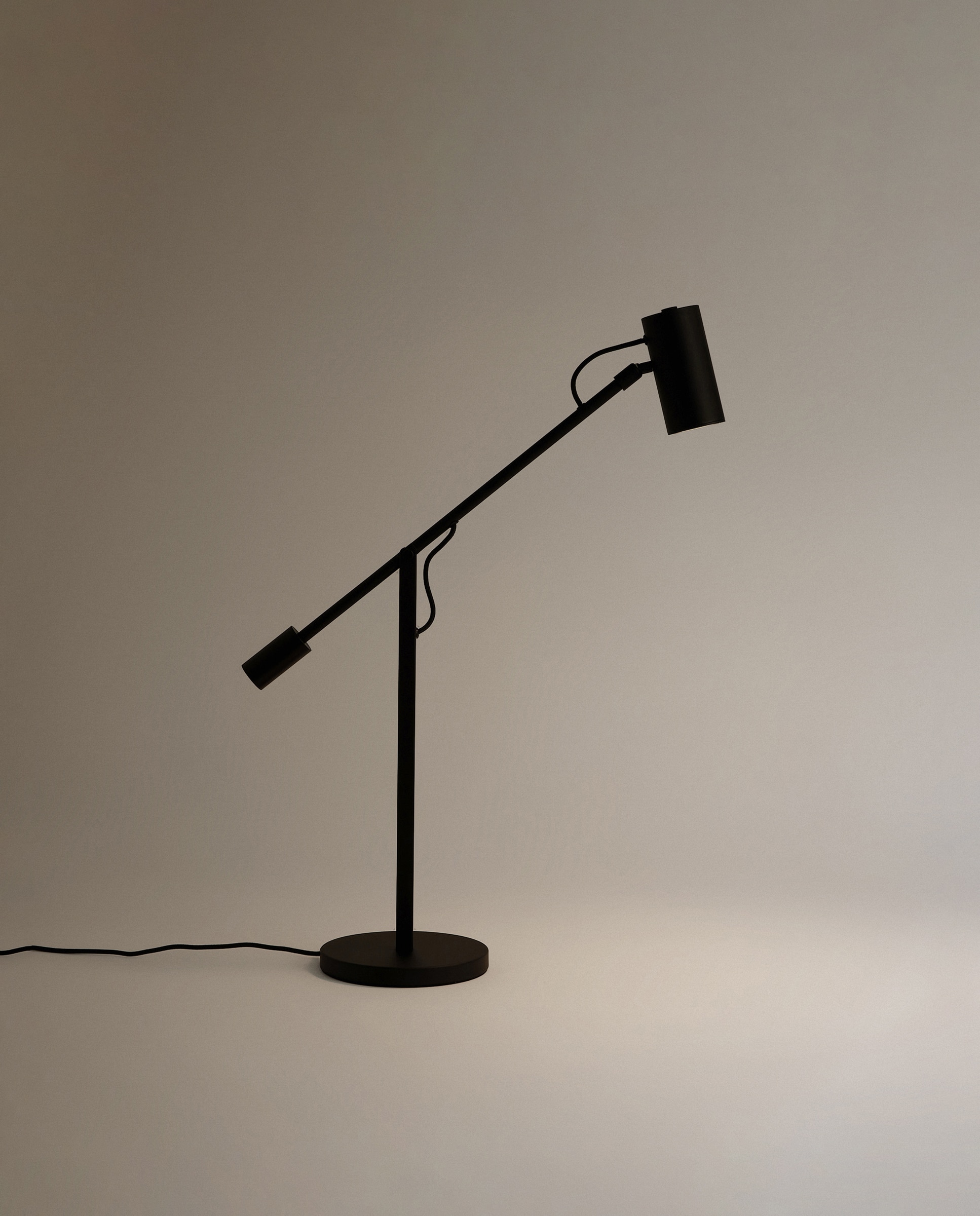 Candeeiro de Mesa com LED Integrado Carter Preto-2