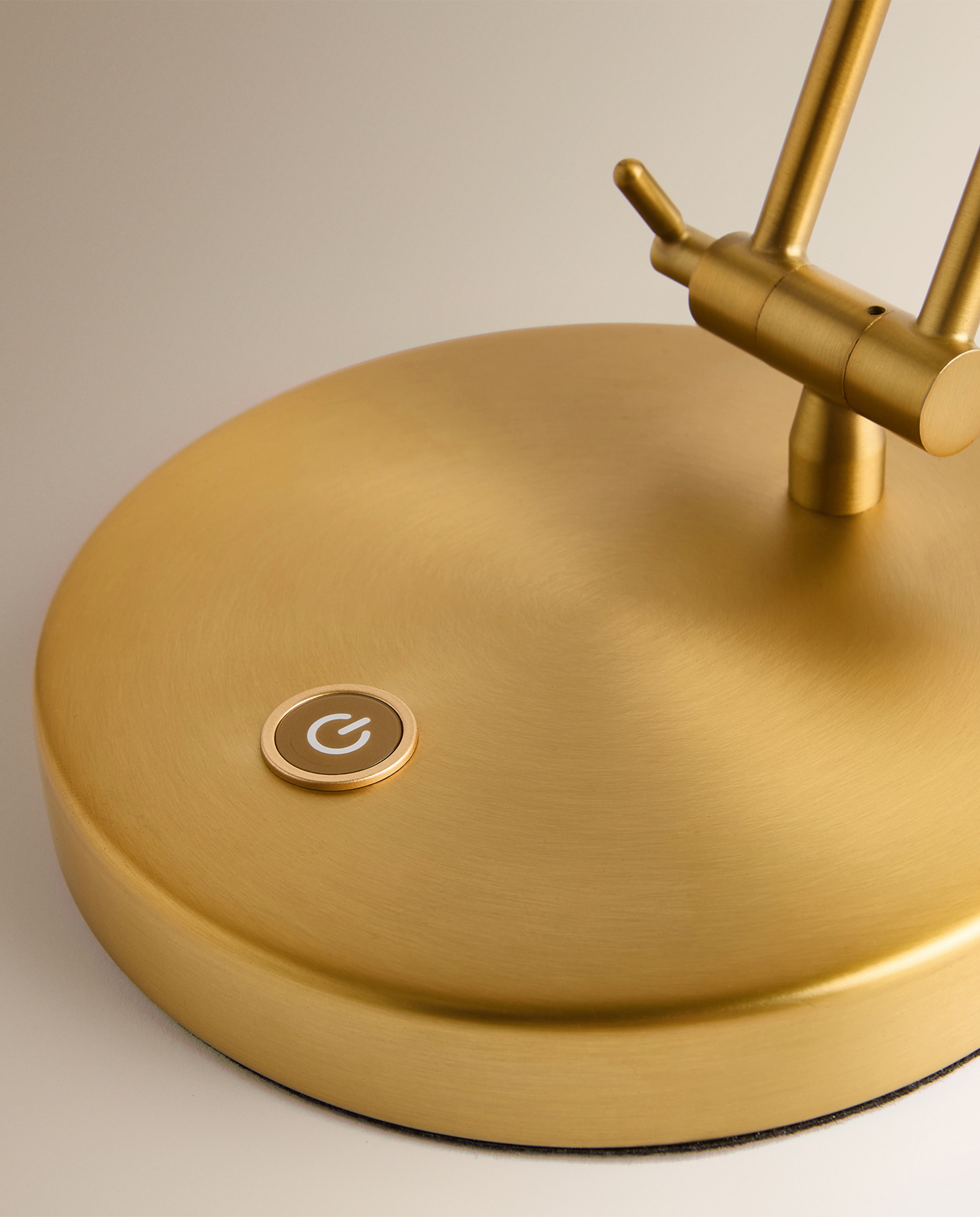 Candeeiro de Mesa com LED Integrado Julio Ouro-4