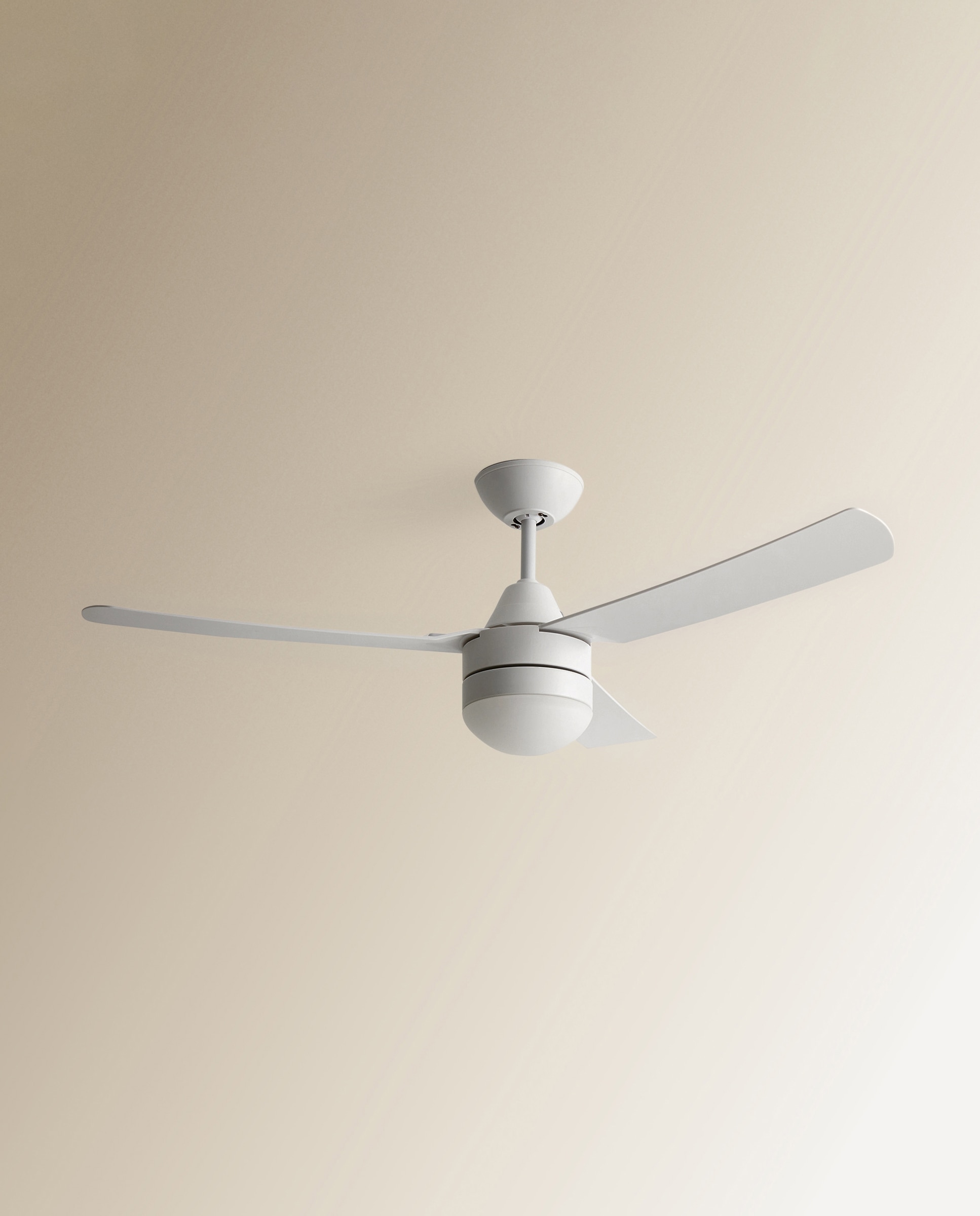 El Corte Inglés – Ventilador de techo con luz LED y motor DC Samaná blanco El Corte Inglés.