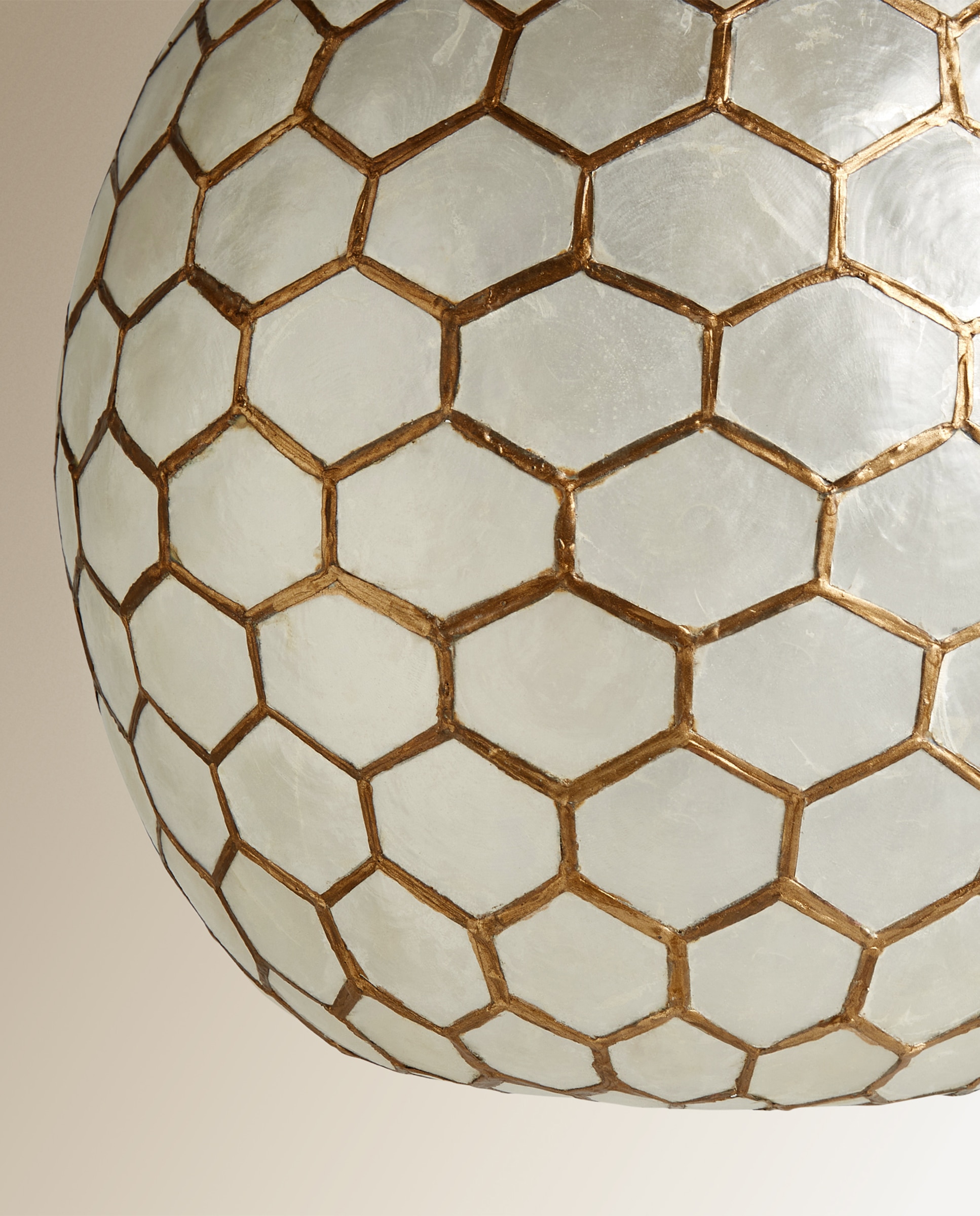Candeeiro de tecto hexagonal em nácar Capiz Ouro-3