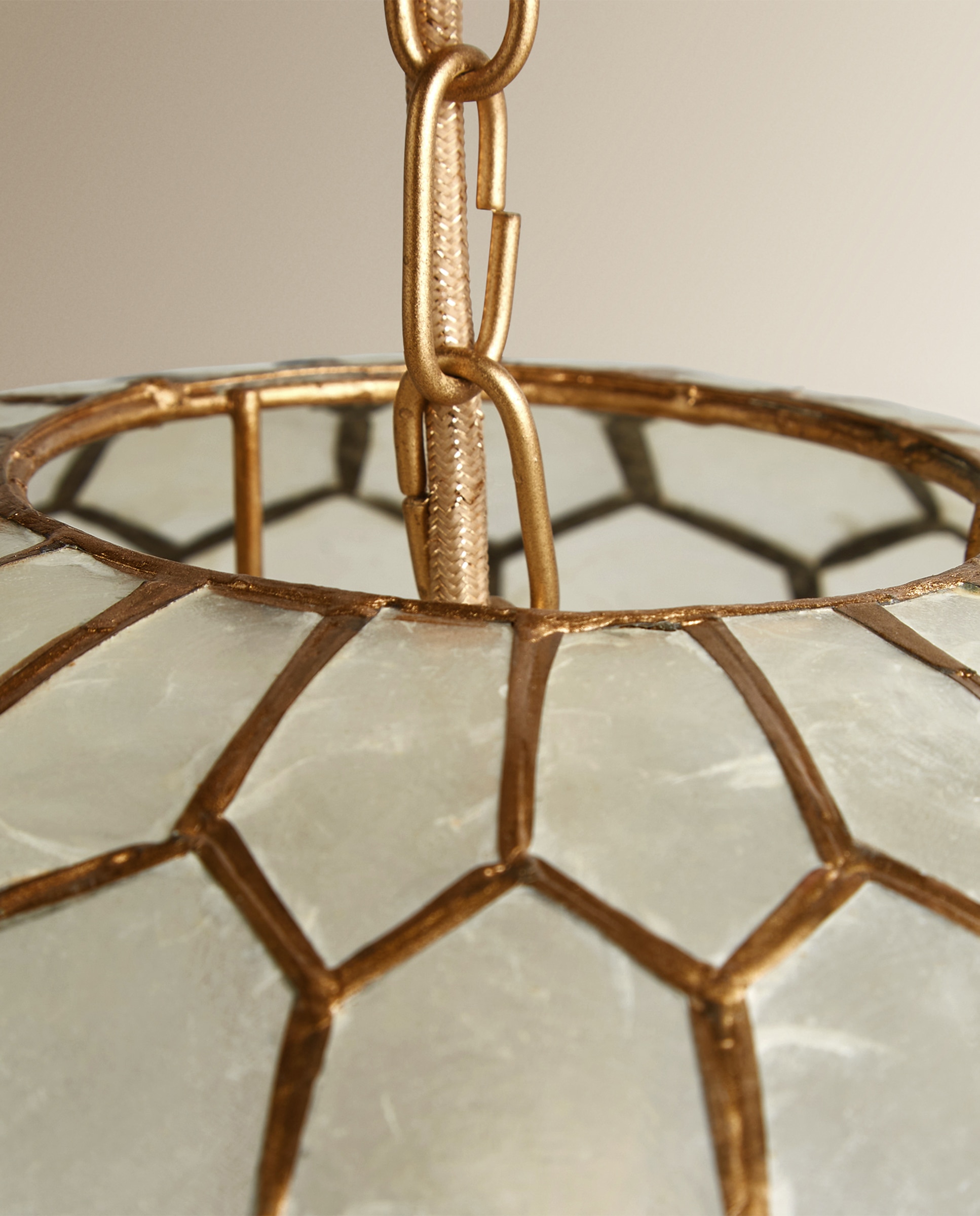 Candeeiro de tecto hexagonal em nácar Capiz Ouro-4