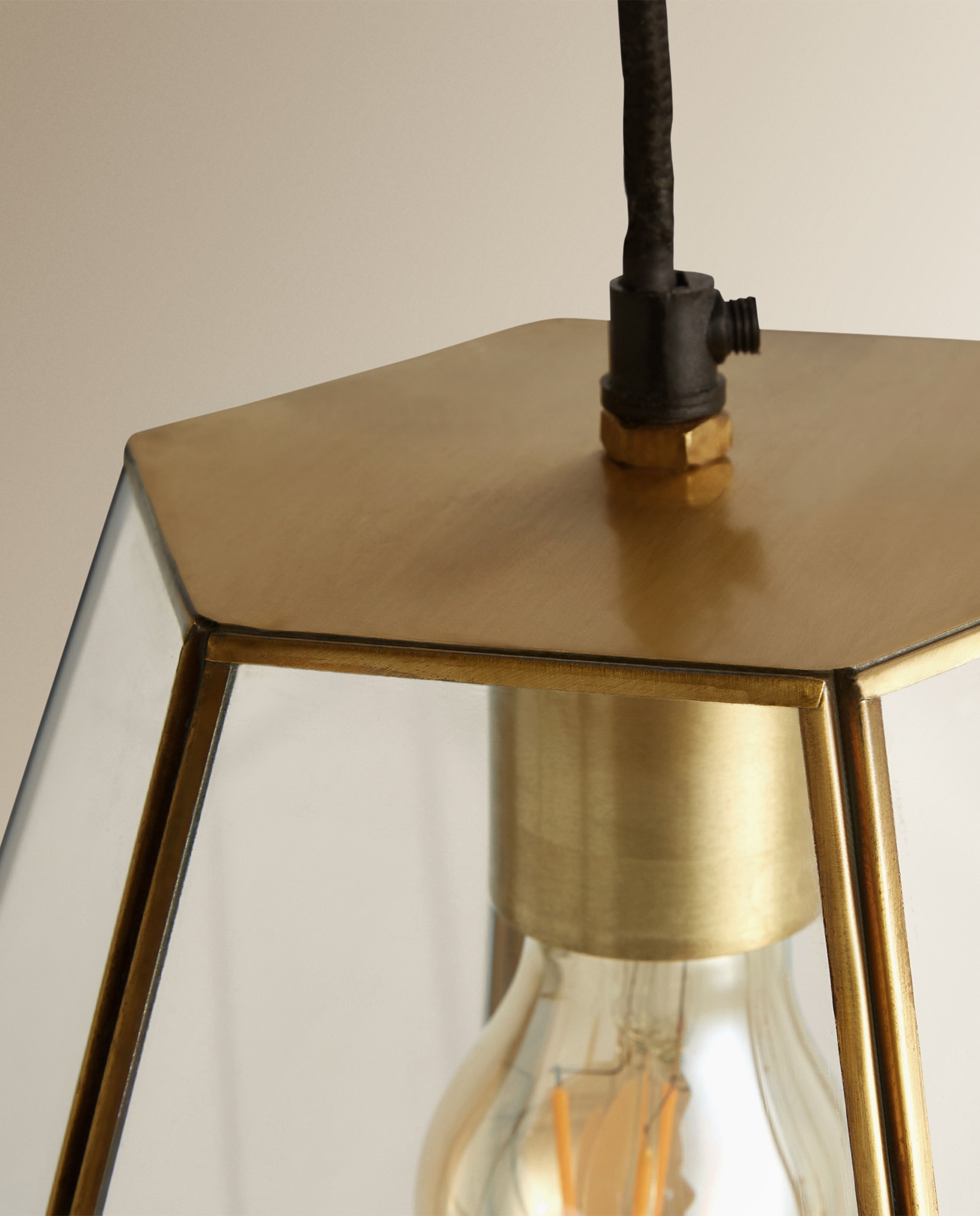 Candeeiro de tecto hexagonal Bera Ouro-3