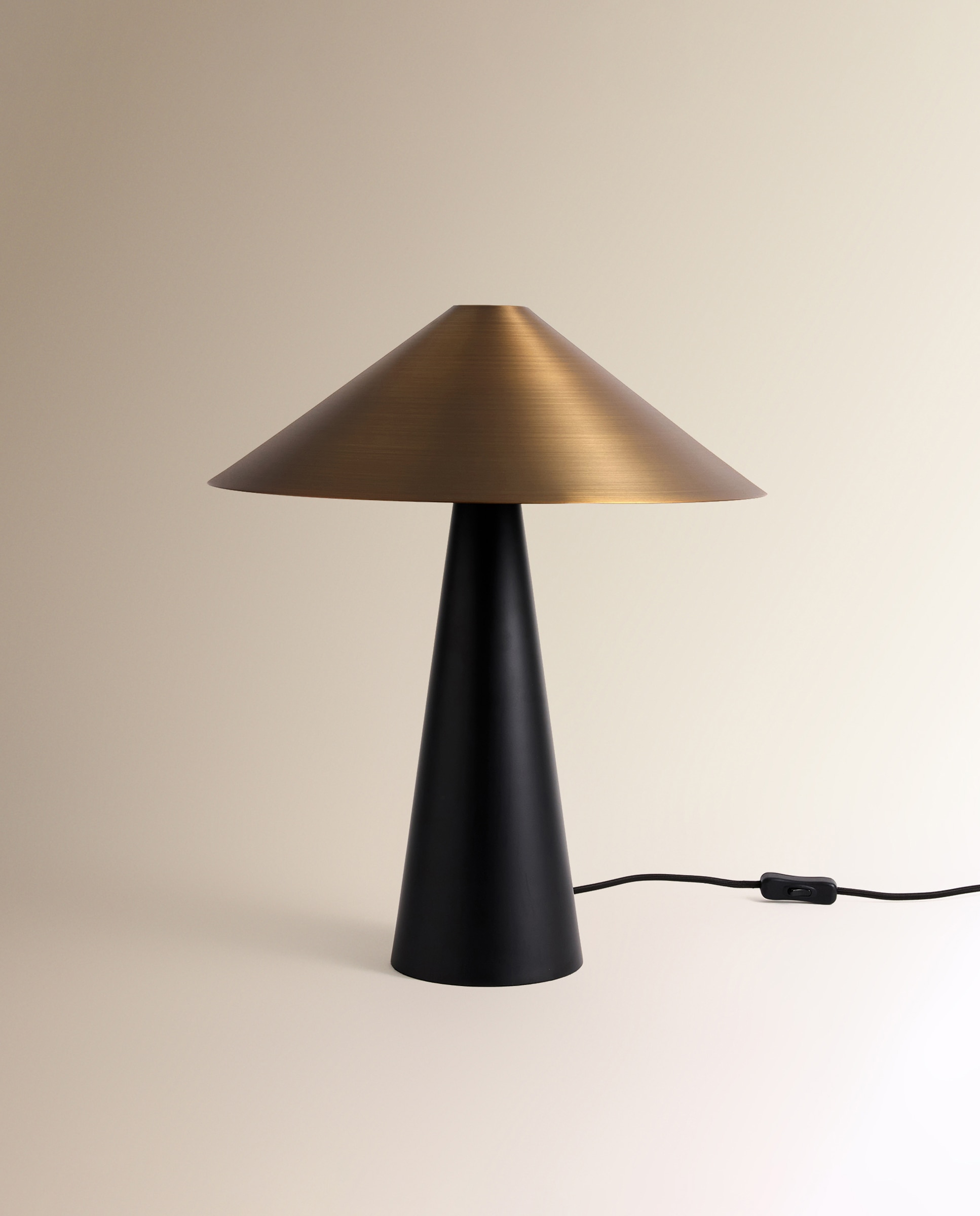 Candeeiro de Mesa Kanto em Metal Preto-2