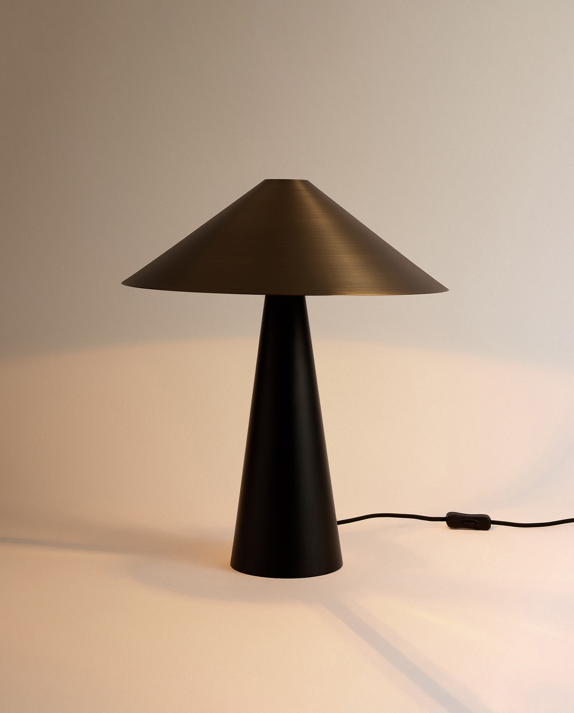 Candeeiro de Mesa Kanto em Metal Preto-3