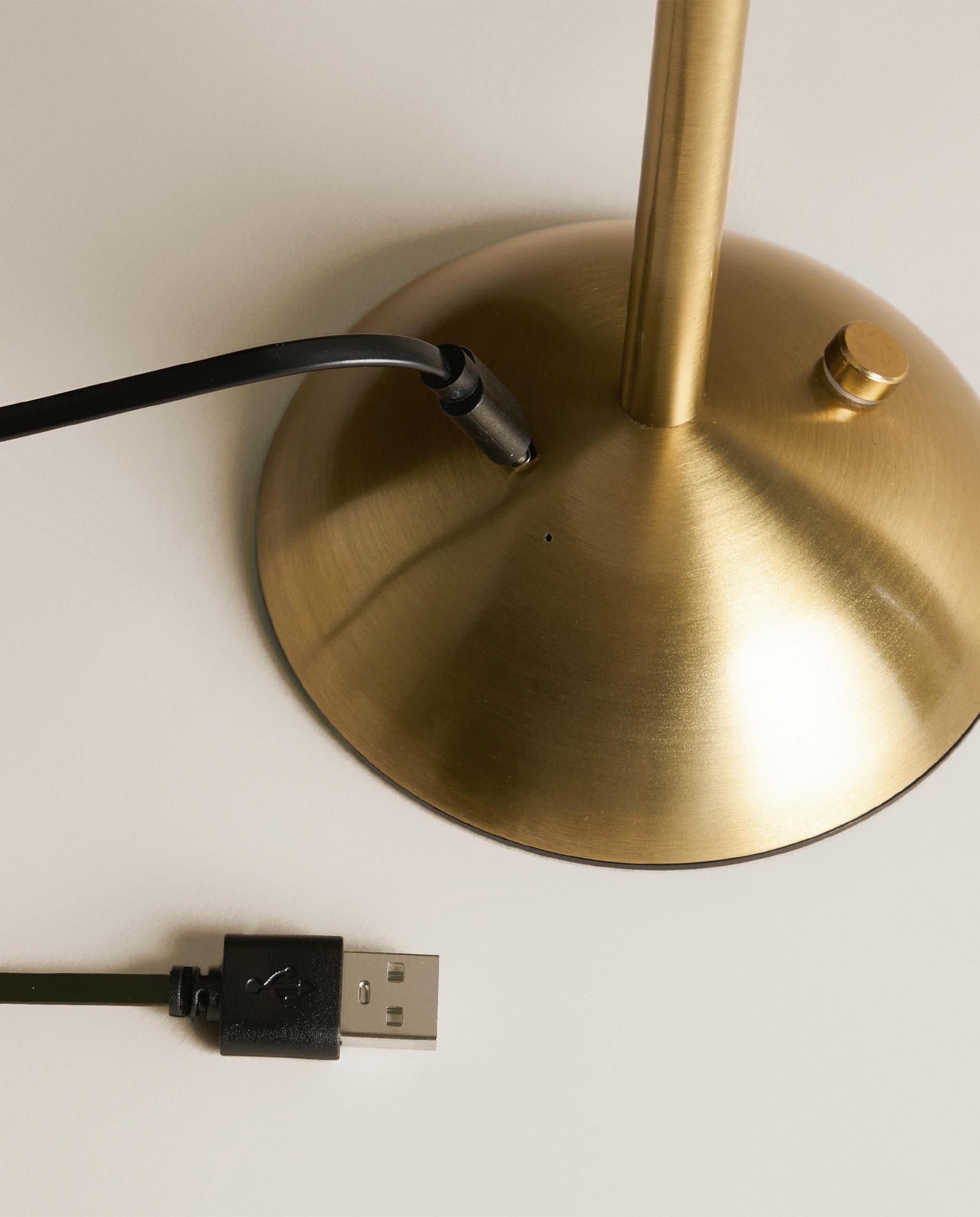 Candeeiro de Mesa com LED Integrado Mary Ouro-5