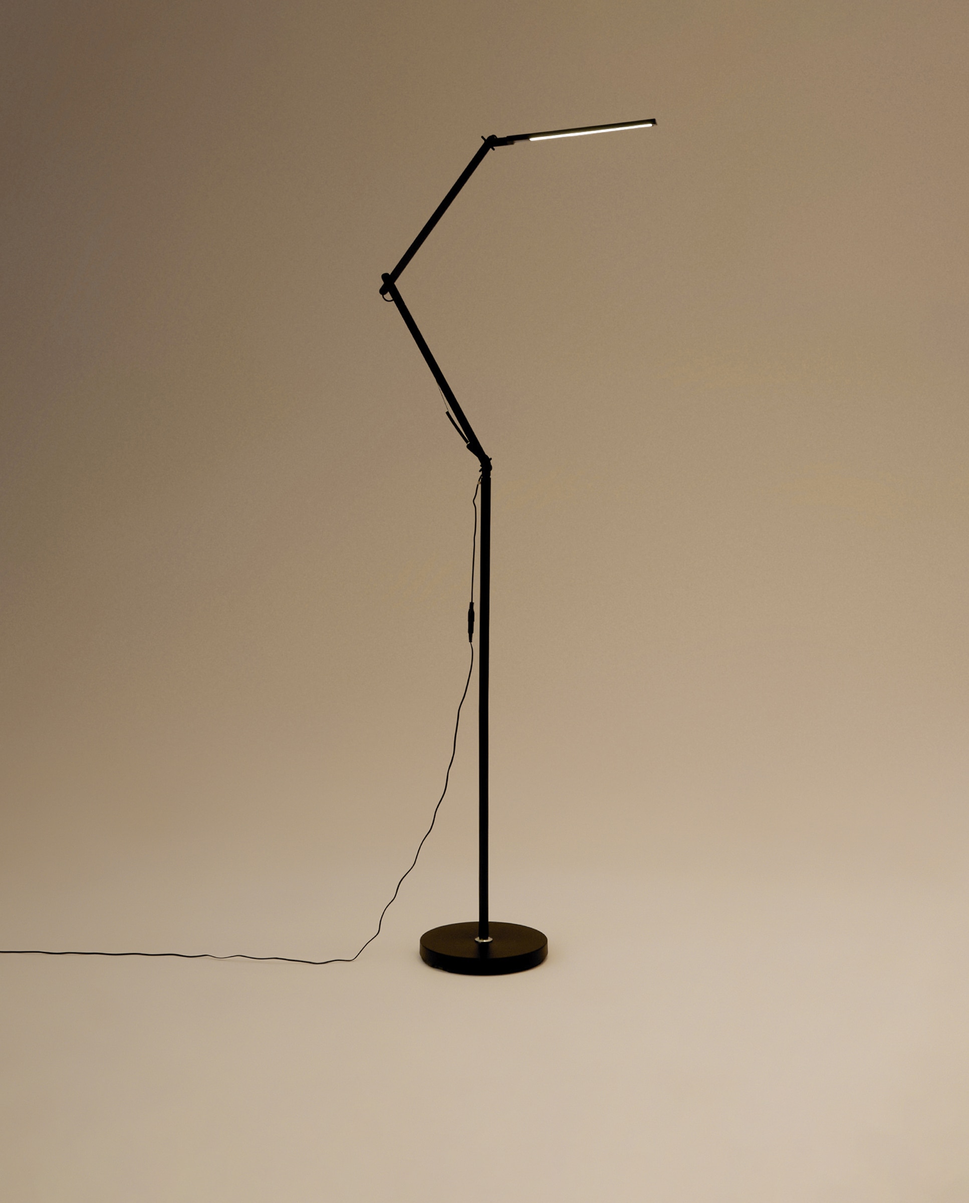 Candeeiro de Pé com LED Integrado Teo Preto-2