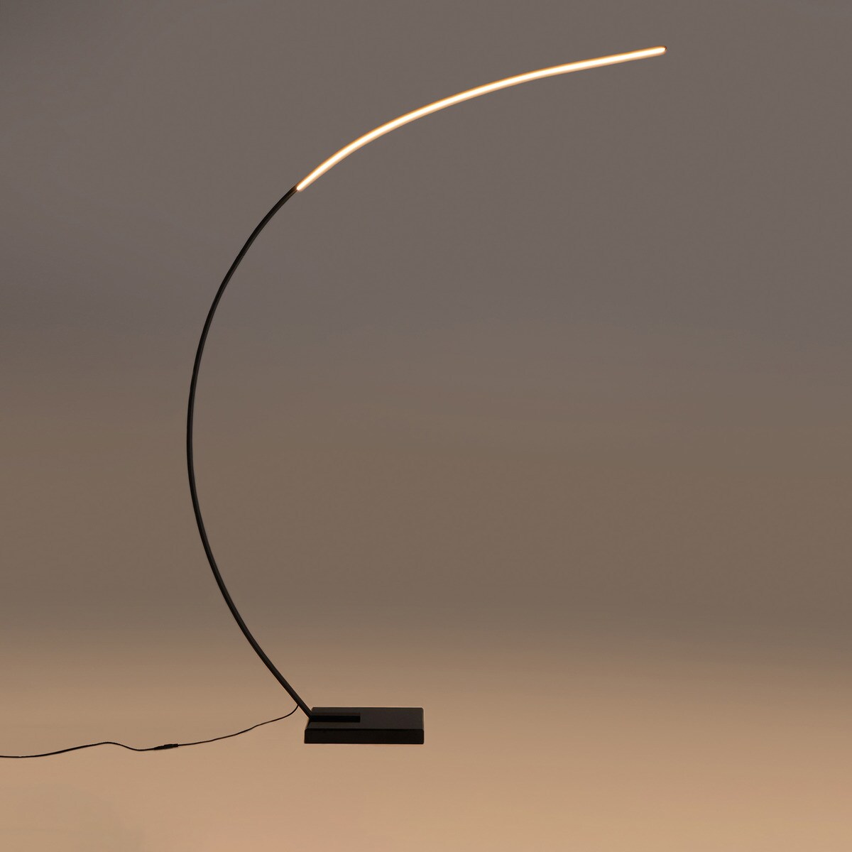 Candeeiro de Pé com LED Integrado Axel Preto-2