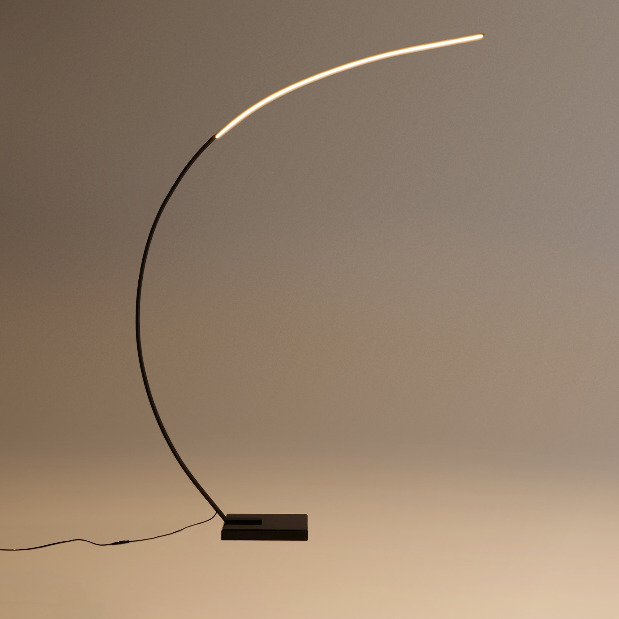 Candeeiro de Pé com LED Integrado Axel Preto-3