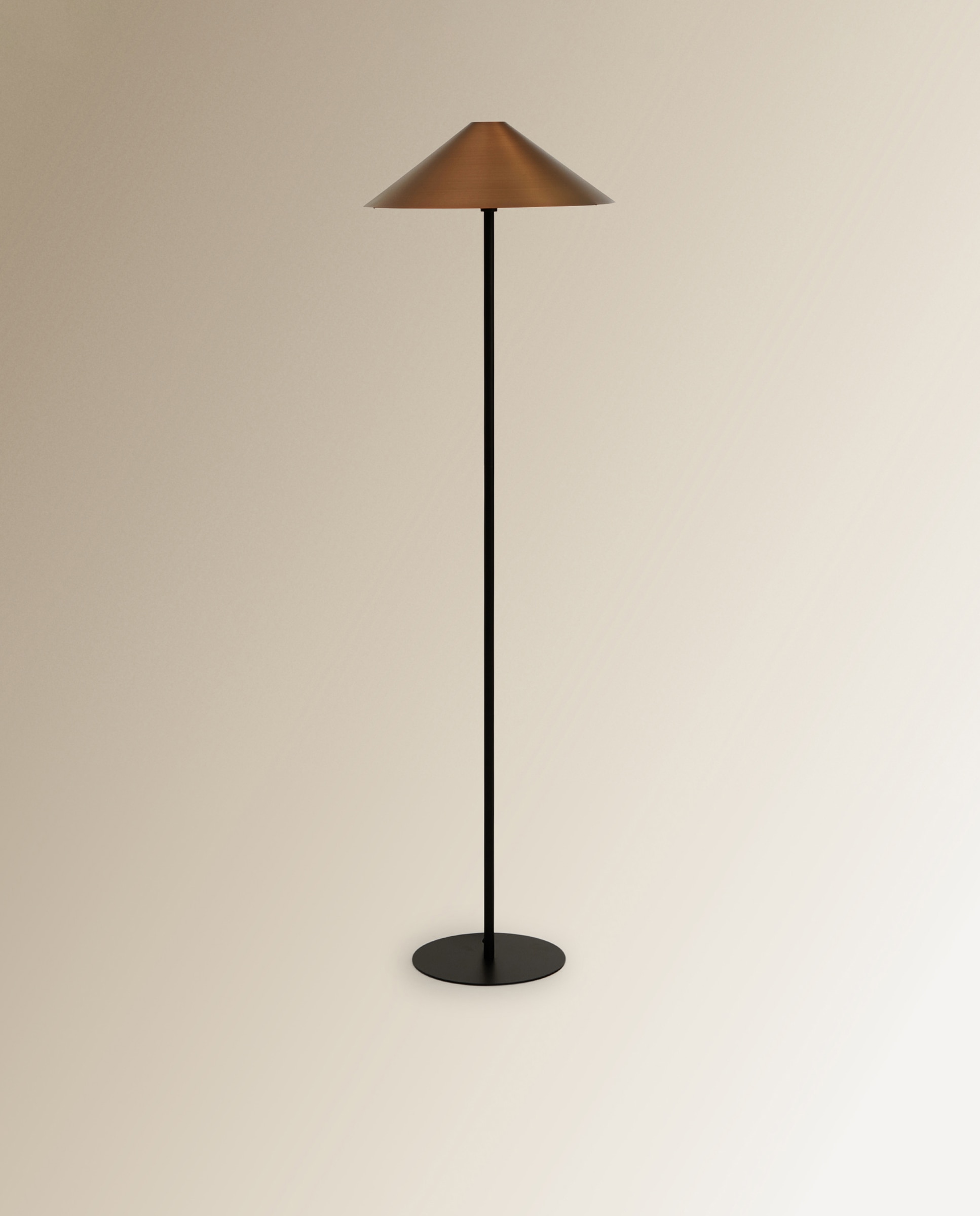 Candeeiro de Pé Kanto em Metal Preto-1