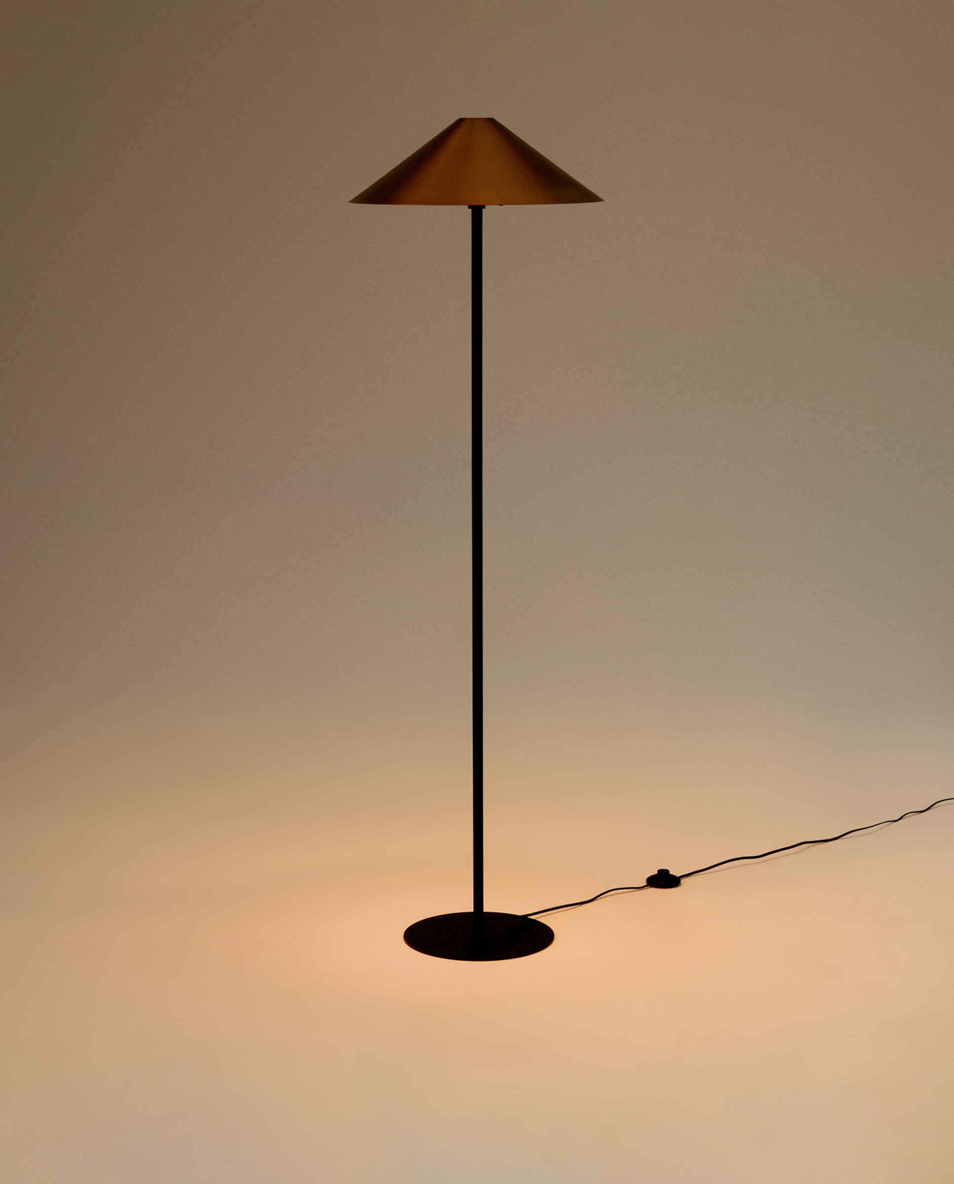 Candeeiro de Pé Kanto em Metal Preto-2