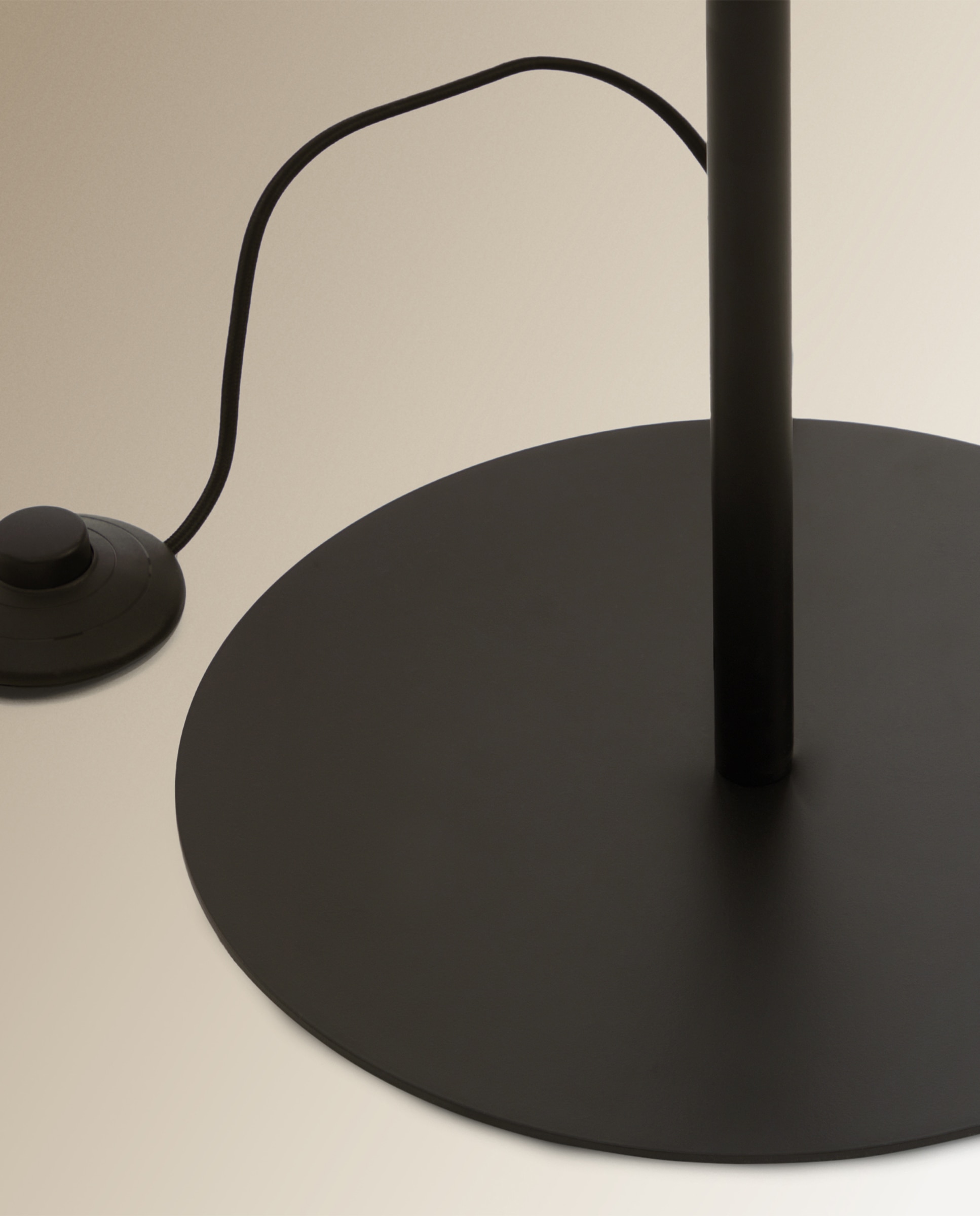 Candeeiro de Pé Kanto em Metal Preto-3