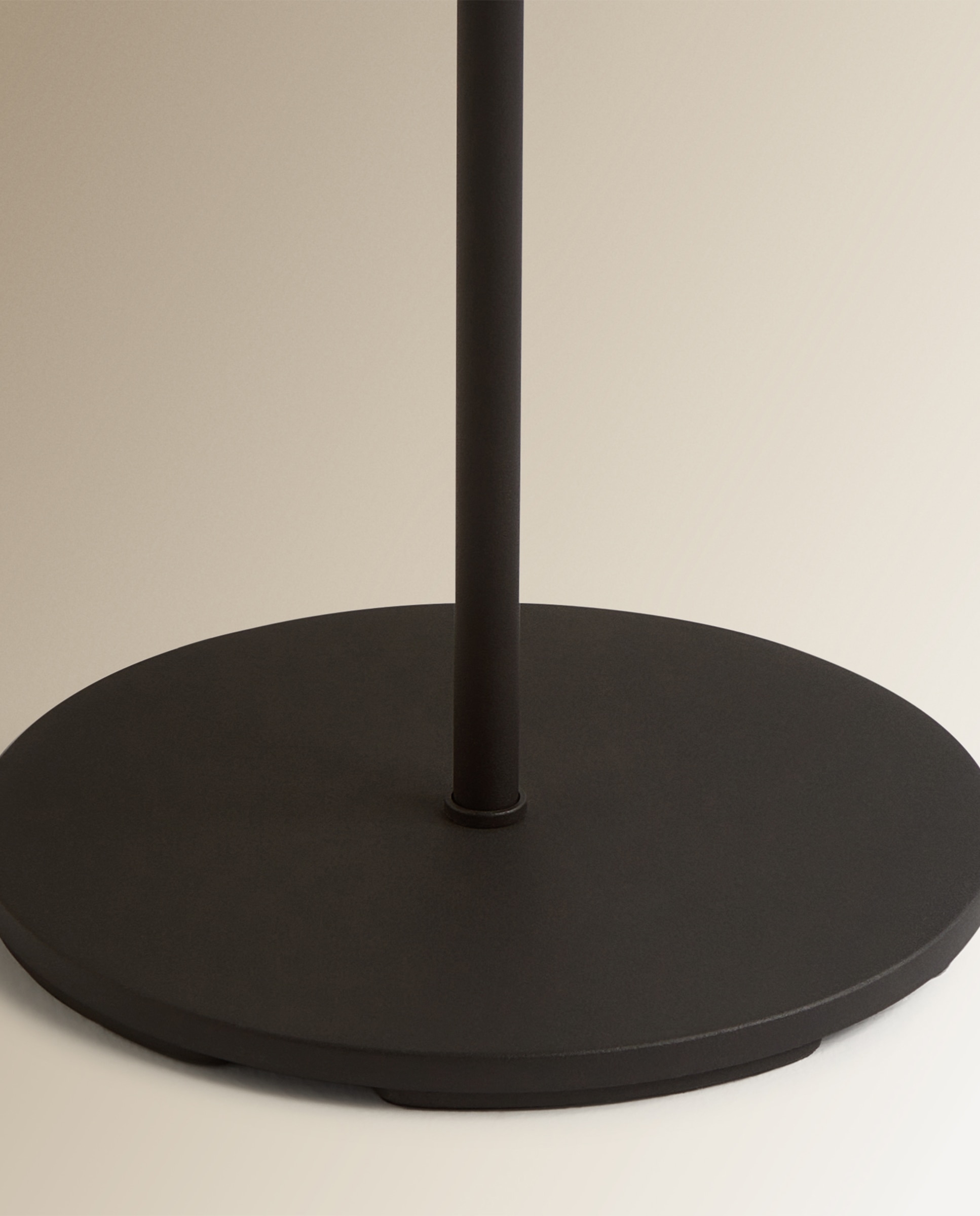 Candeeiro de Pé LED Meier Preto-3