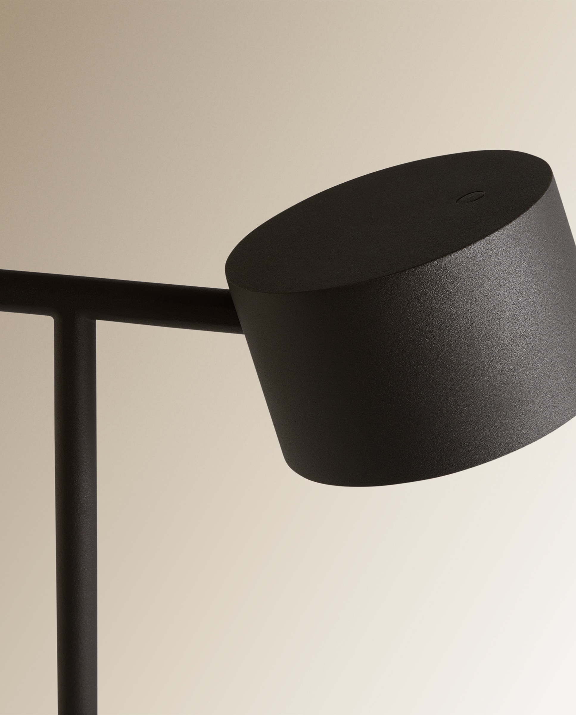 Candeeiro de Pé LED Meier Preto-4