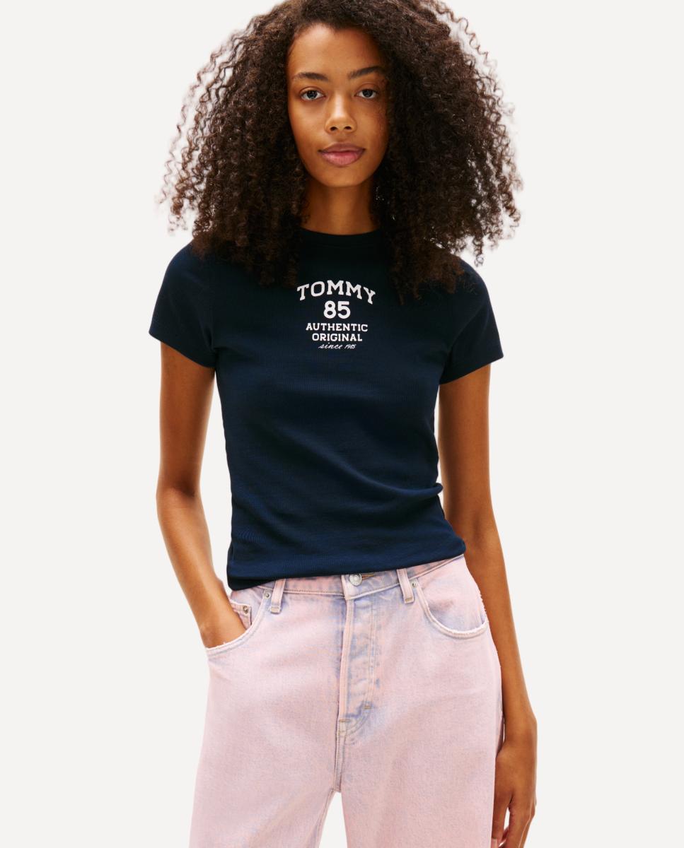 Tommy Jeans - Camiseta de mujer slim fit con linear logo múltiple.