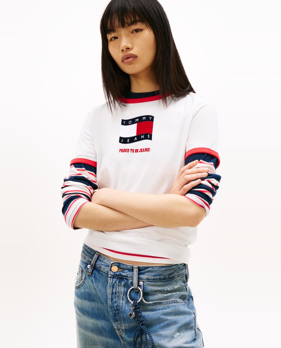 Tommy Jeans - Camiseta de mujer regular fit con estampado frontal de Tommy Jeans.