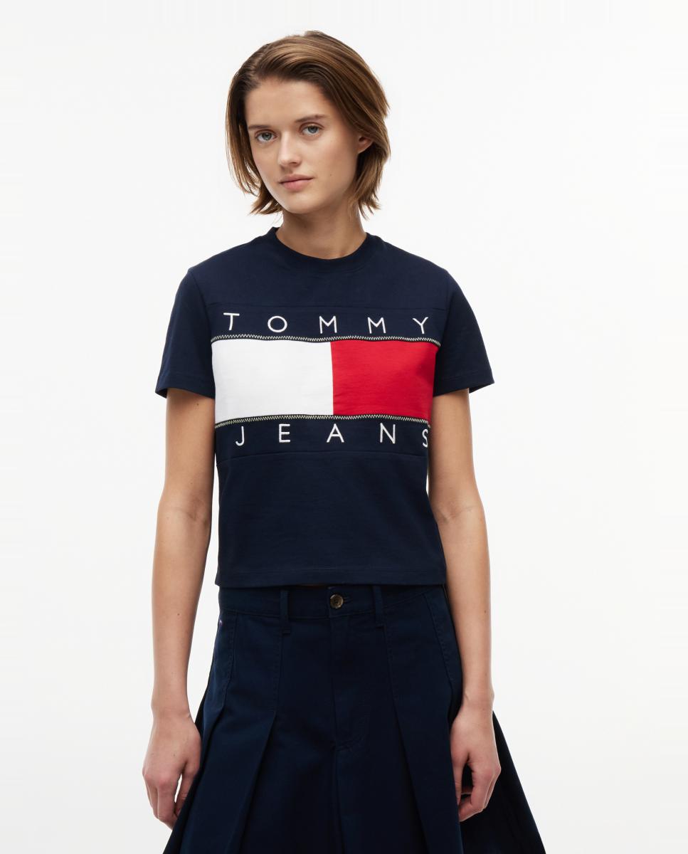 Tommy Jeans - Camiseta de mujer de fit regular y bandera bordada de Tommy Jeans.