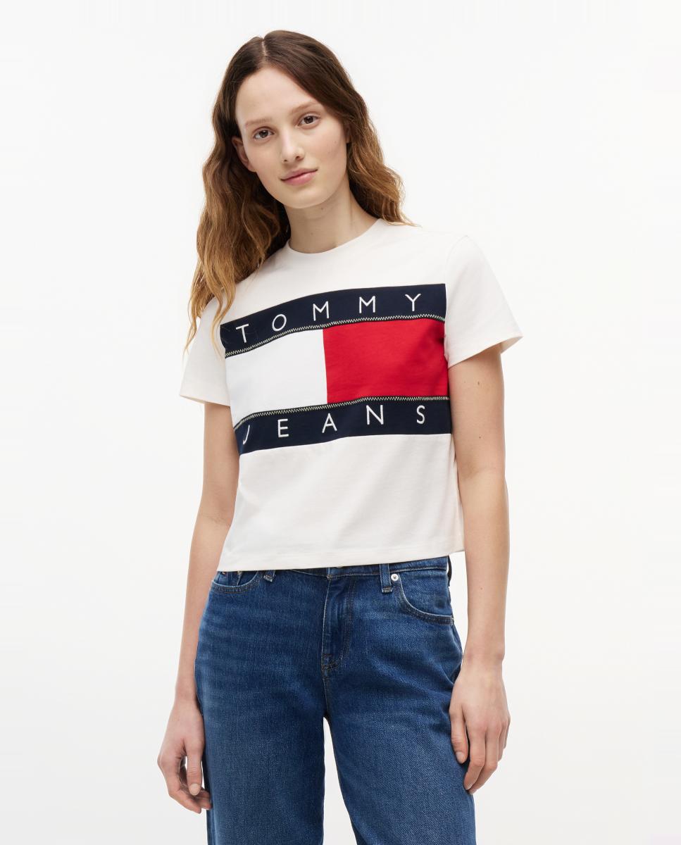Tommy Jeans - Camiseta de mujer de fit regular y bandera bordada de Tommy Jeans.