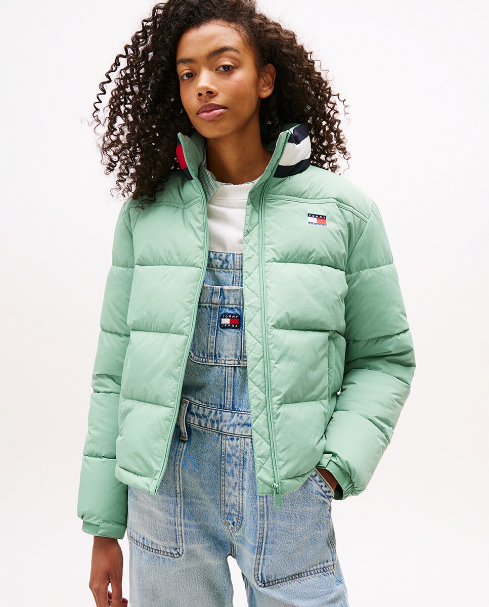 Plumífero de mujer con detalle corporativo en el cuello · Tommy