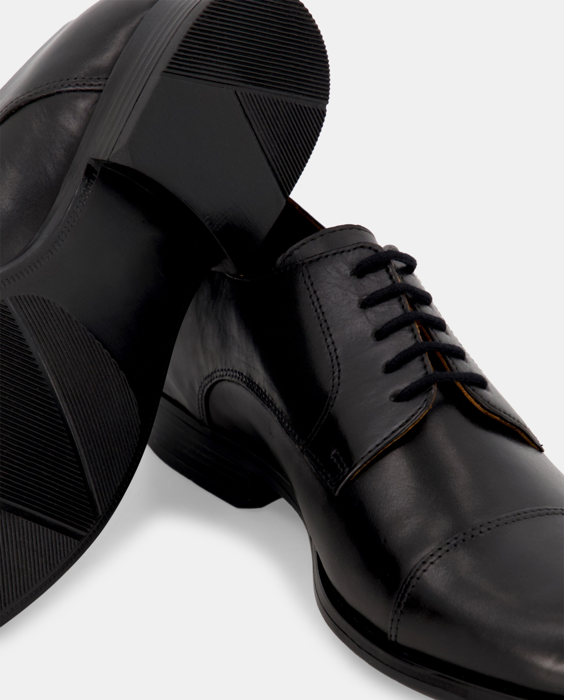 Zapato cordones de hombre puntera recta de piel con piso de goma Negro-5