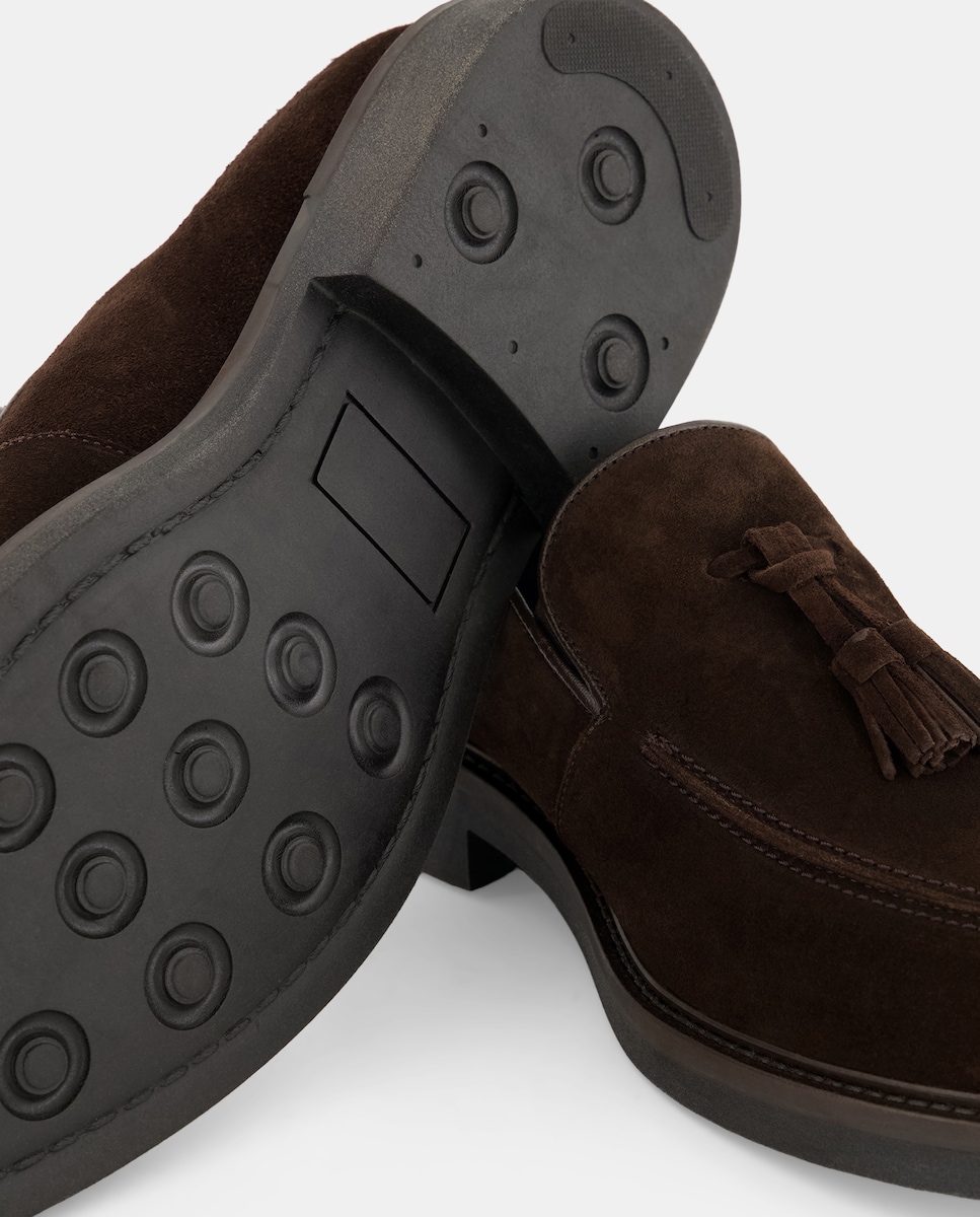 Mocasin borlas piel serraje con piso de goma Marrón-5