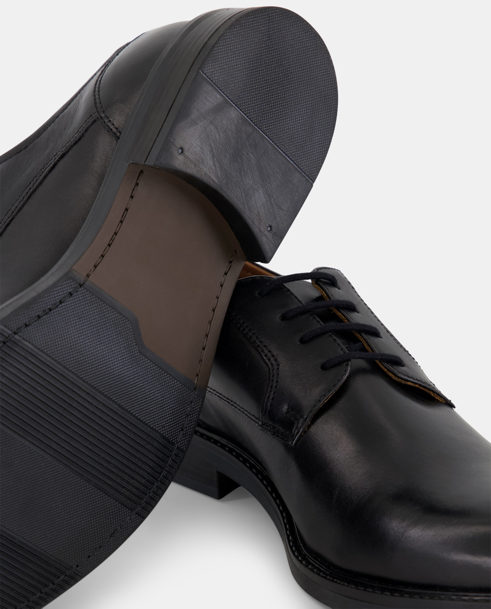 Zapato cordones de hombre pala lisa de piel con piso de goma Negro-5