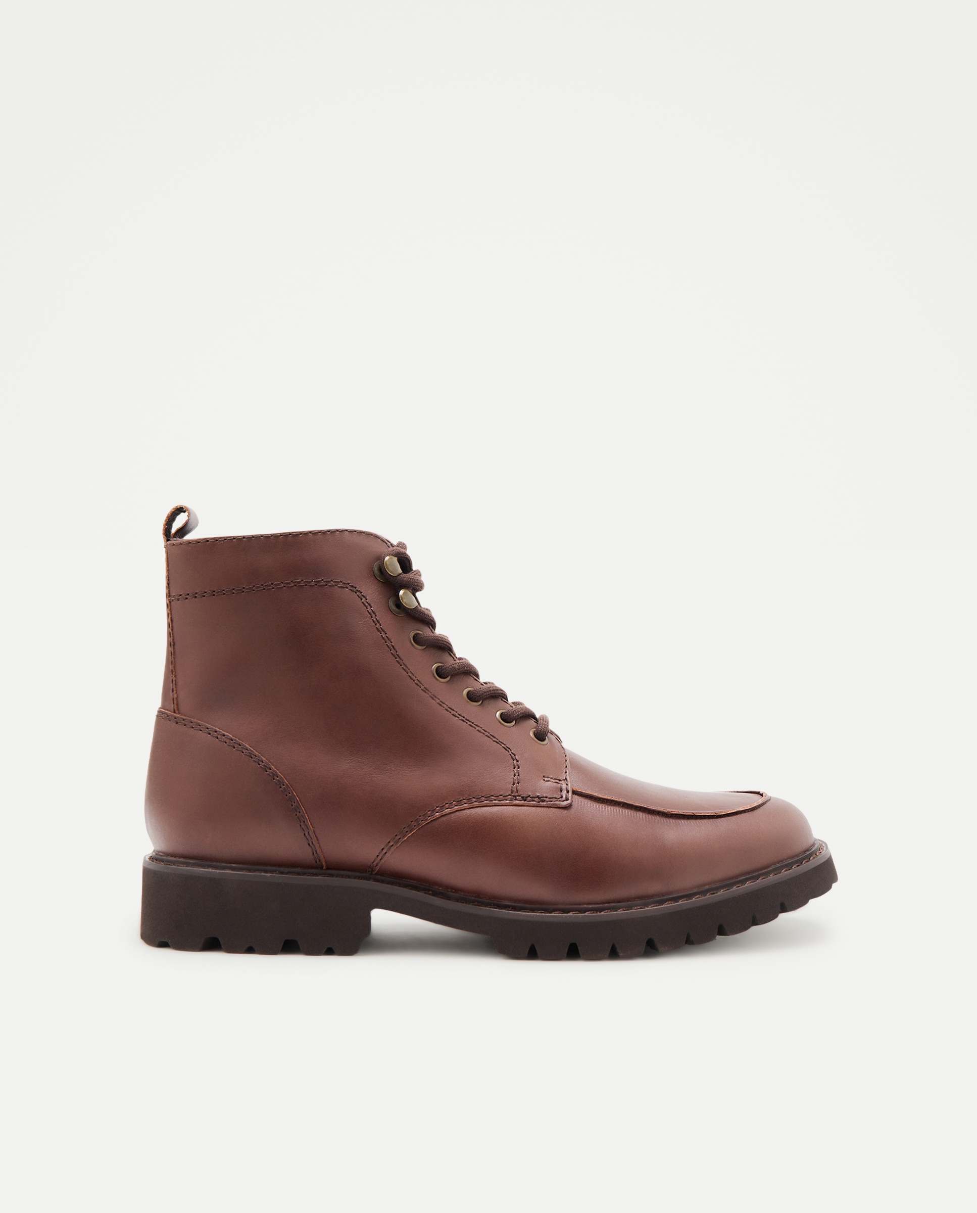 Imagen 0 de Bota de hombre cordones bordón de piel con piso ligero