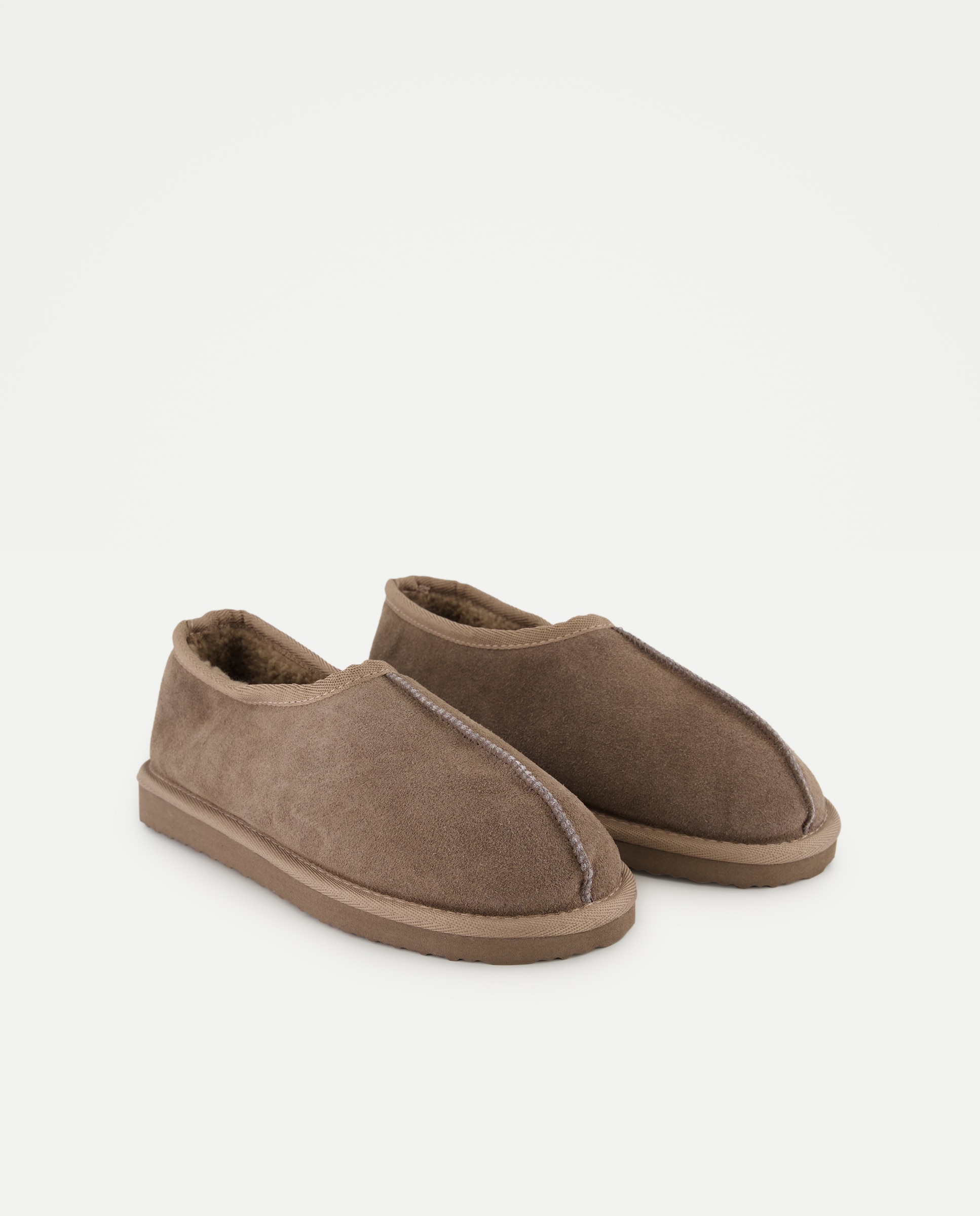 Zapatilla de hombre cerrada de piel serraje con piso ligero 820 Gris medio-2