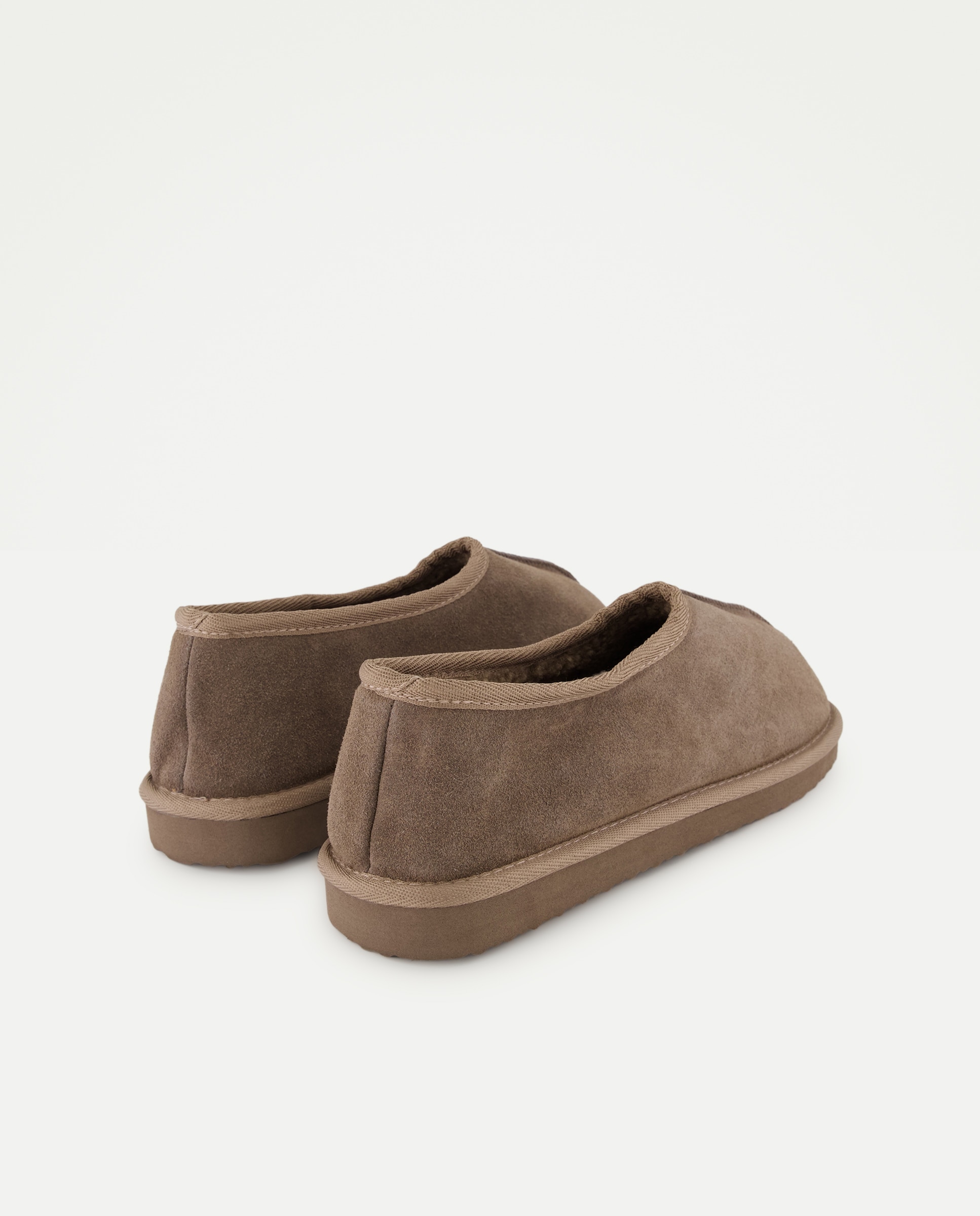 Zapatilla de hombre cerrada de piel serraje con piso ligero 820 Gris medio-3