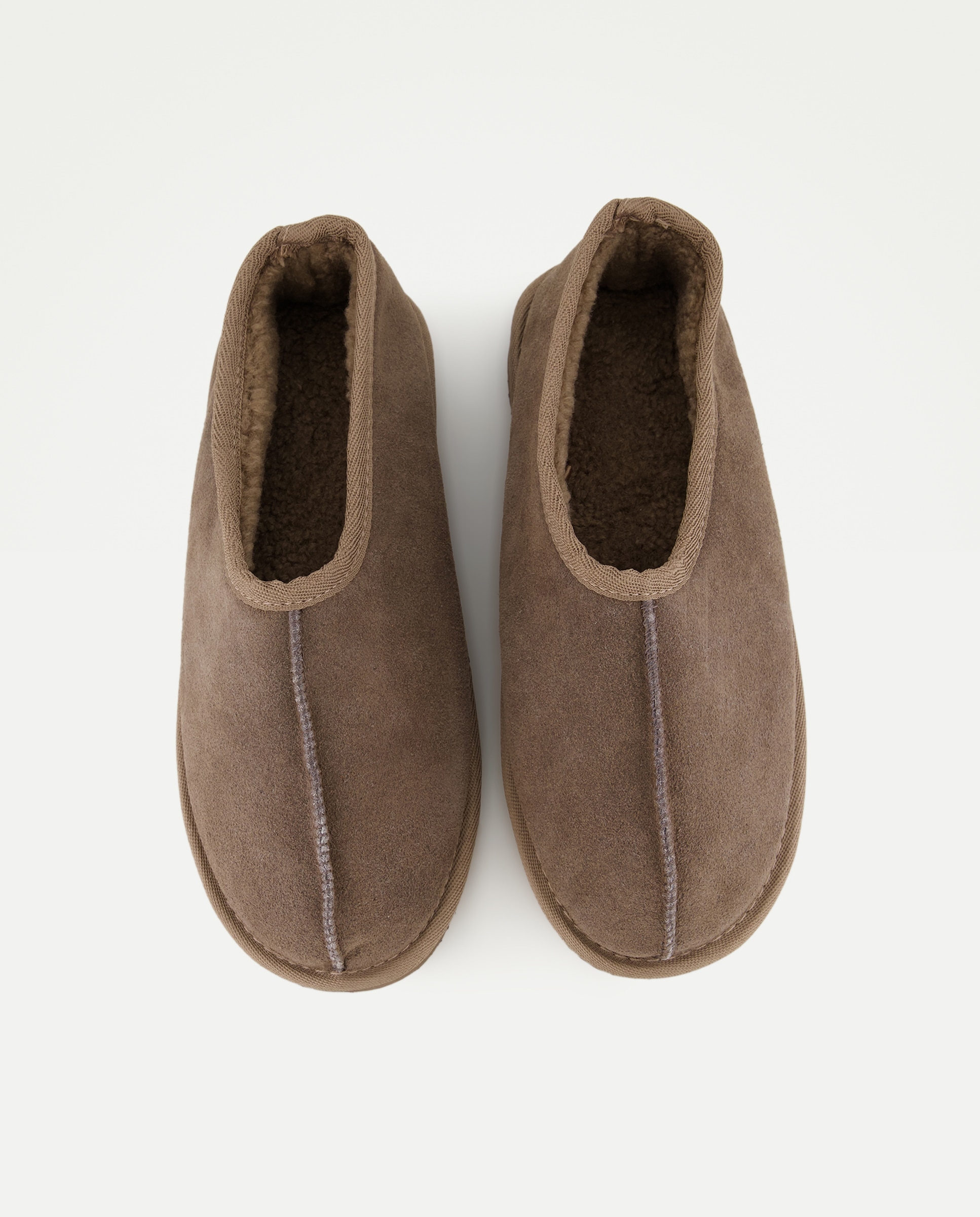 Zapatilla de hombre cerrada de piel serraje con piso ligero 820 Gris medio-4