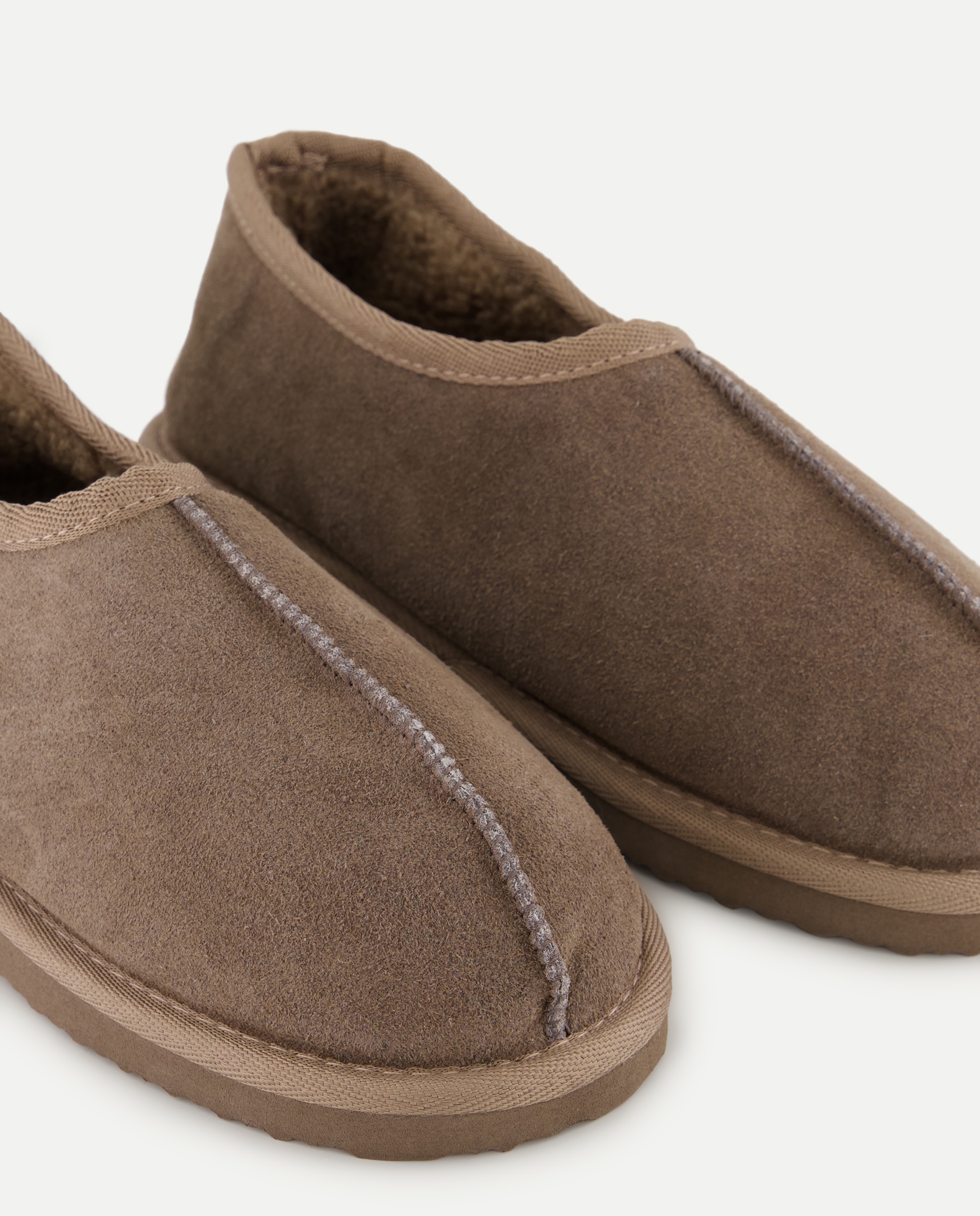 Zapatilla de hombre cerrada de piel serraje con piso ligero 820 Gris medio-5