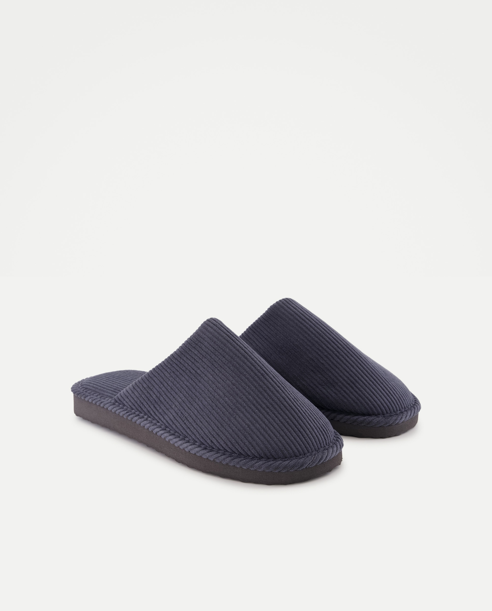 Zapatilla de hombre abierta de pana con piso ligero 820 Gris medio-2