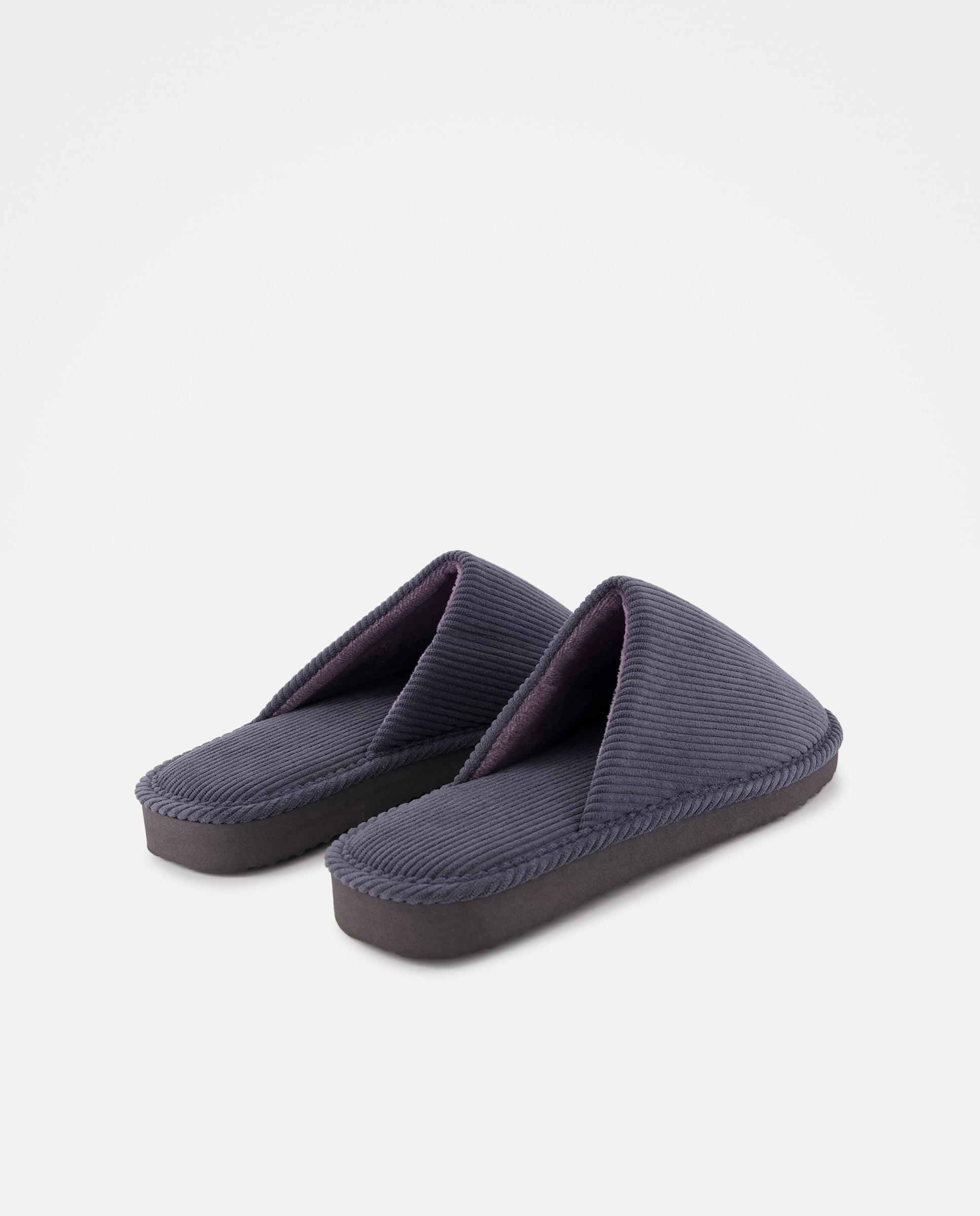 Zapatilla de hombre abierta de pana con piso ligero 820 Gris medio-3