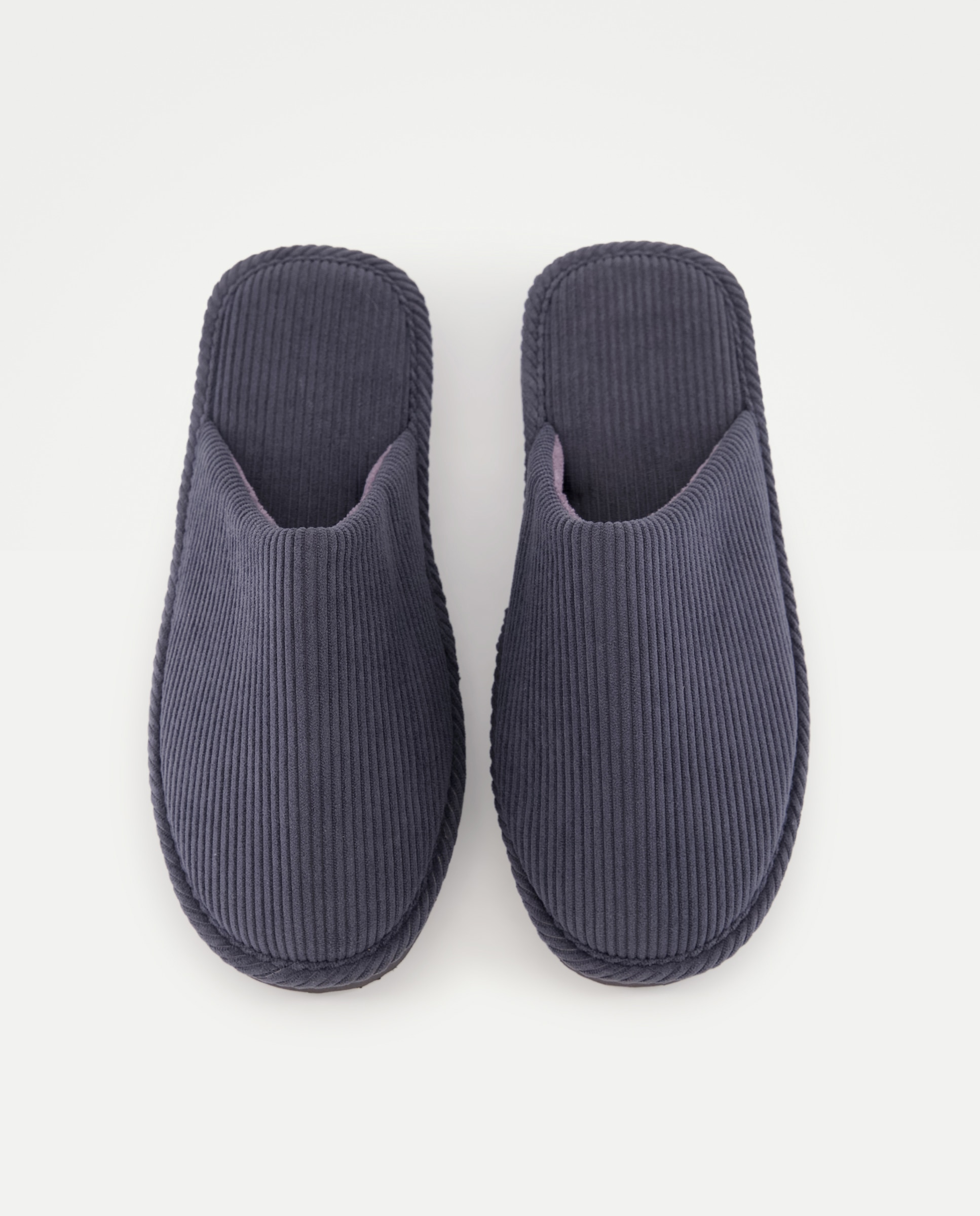 Zapatilla de hombre abierta de pana con piso ligero 820 Gris medio-4