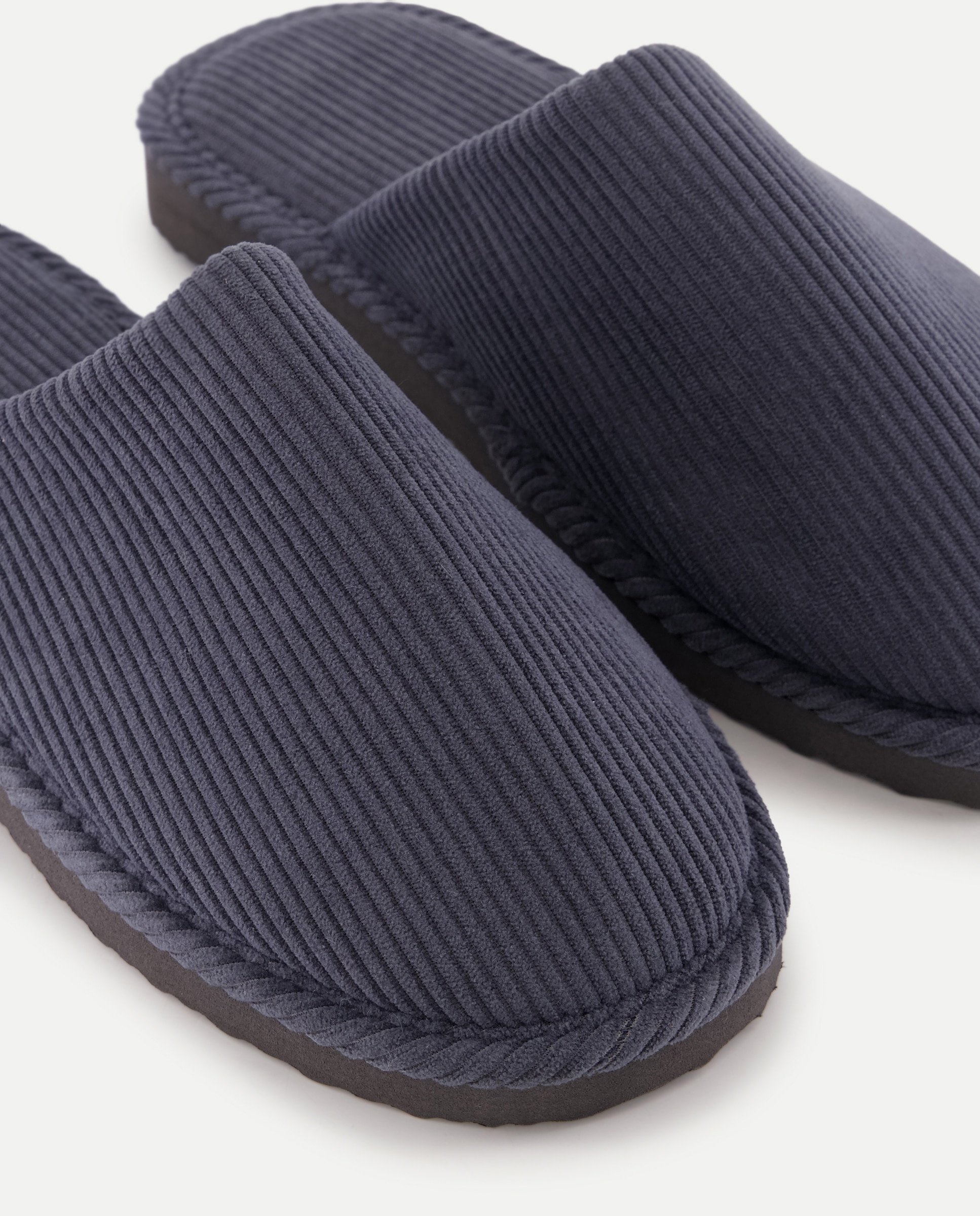 Zapatilla de hombre abierta de pana con piso ligero 820 Gris medio-5