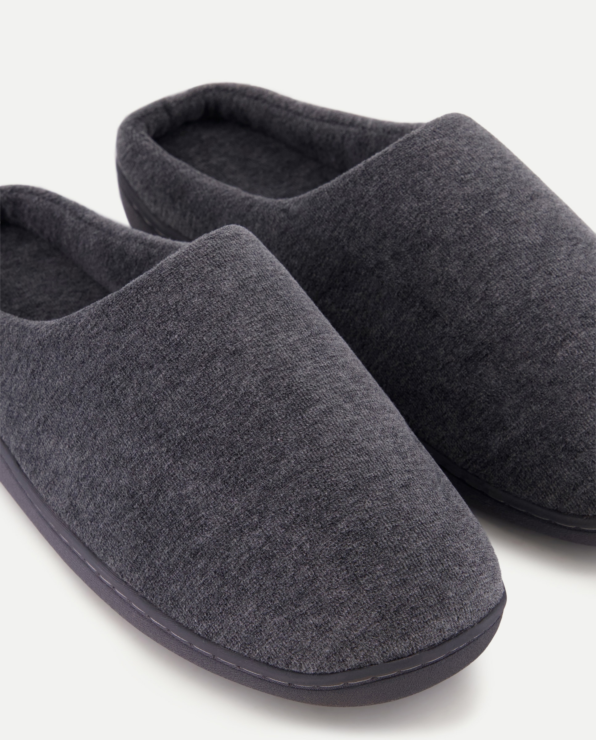 Zapatilla de hombre abierta de velvet con piso de goma 820 Gris medio-5