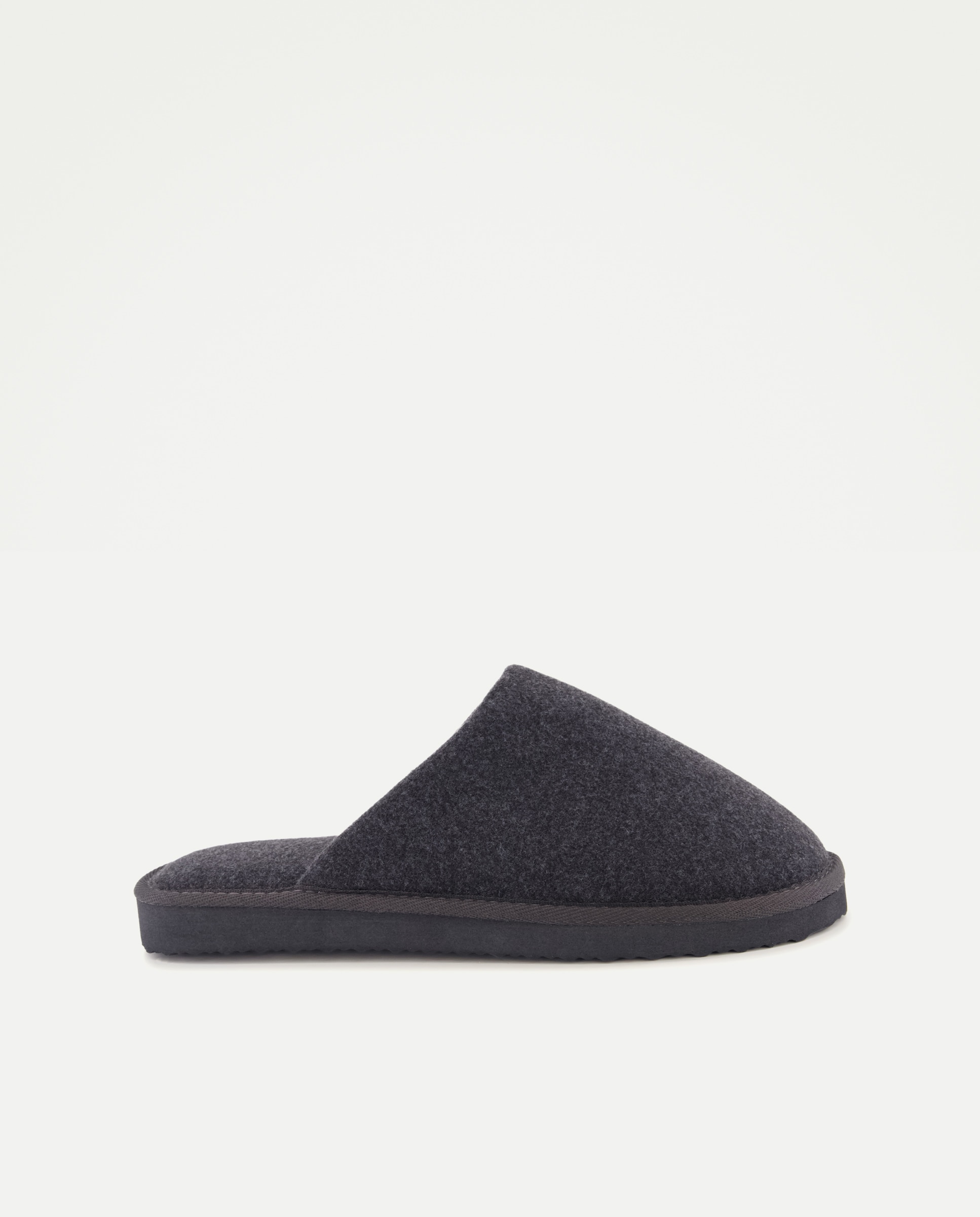 Imagen 0 de Zapatilla de hombre abierta de fieltro con piso ligero